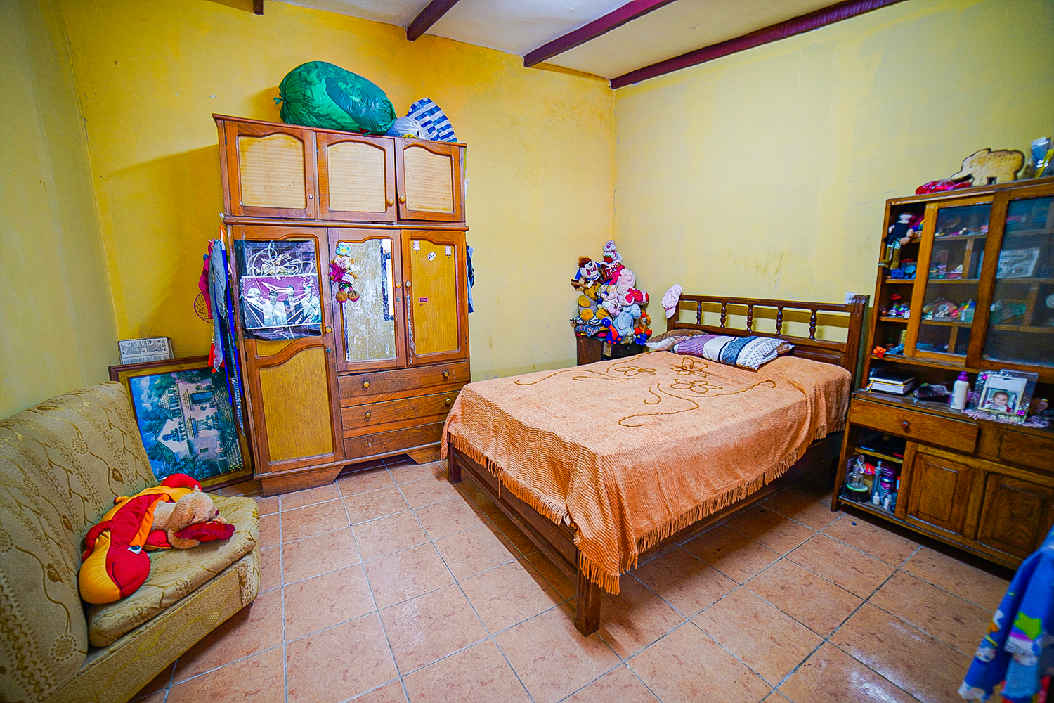 CASA FAMILIAR CON TERRENO AMPLIO IDEAL PARA CONSTRUIR