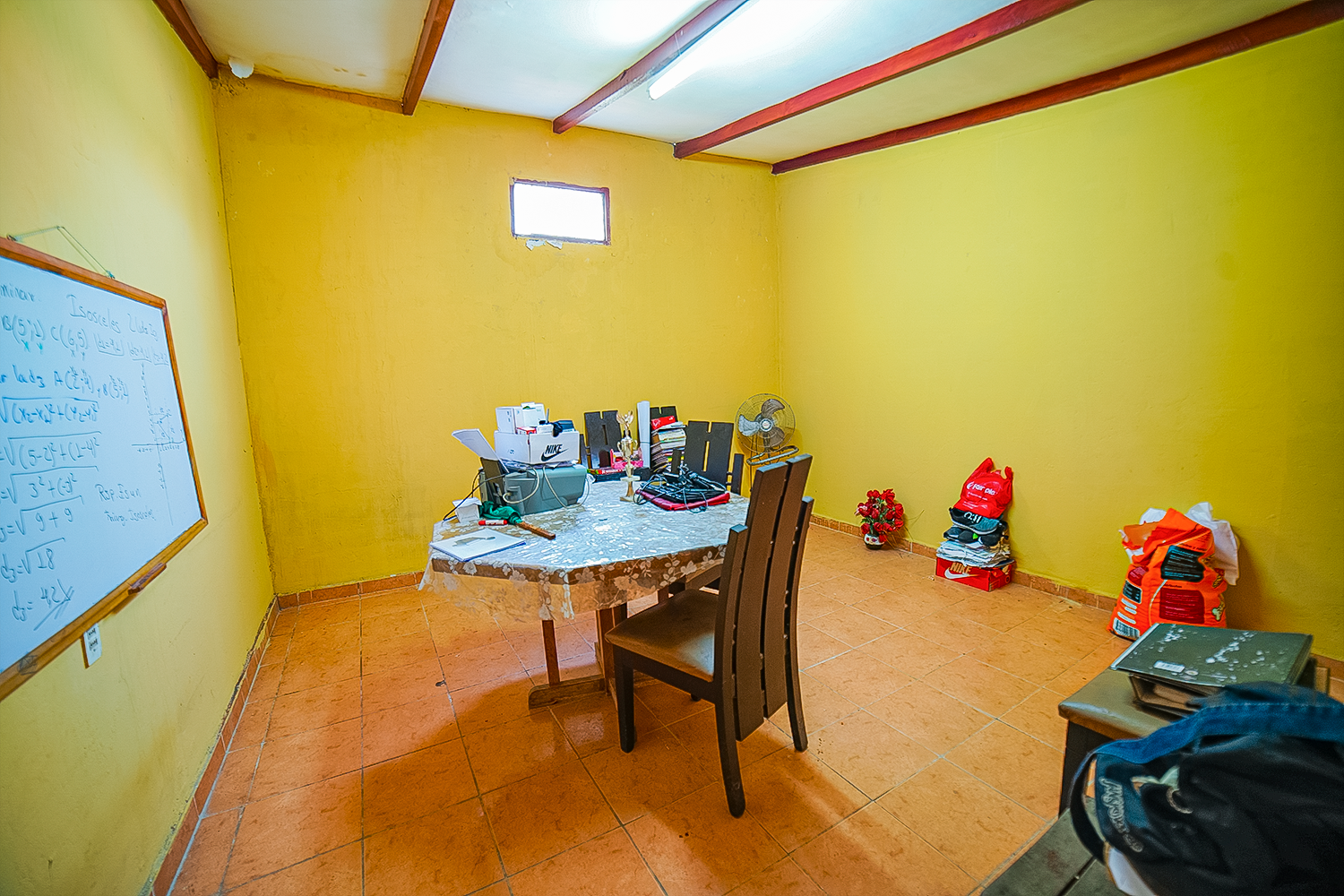 CASA FAMILIAR CON TERRENO AMPLIO IDEAL PARA CONSTRUIR
