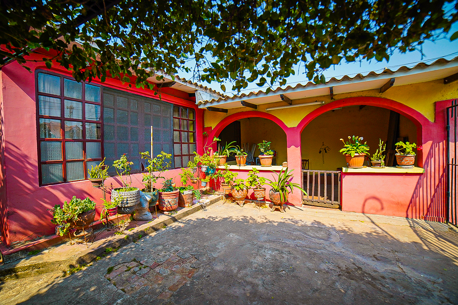 CASA FAMILIAR CON TERRENO AMPLIO IDEAL PARA CONSTRUIR