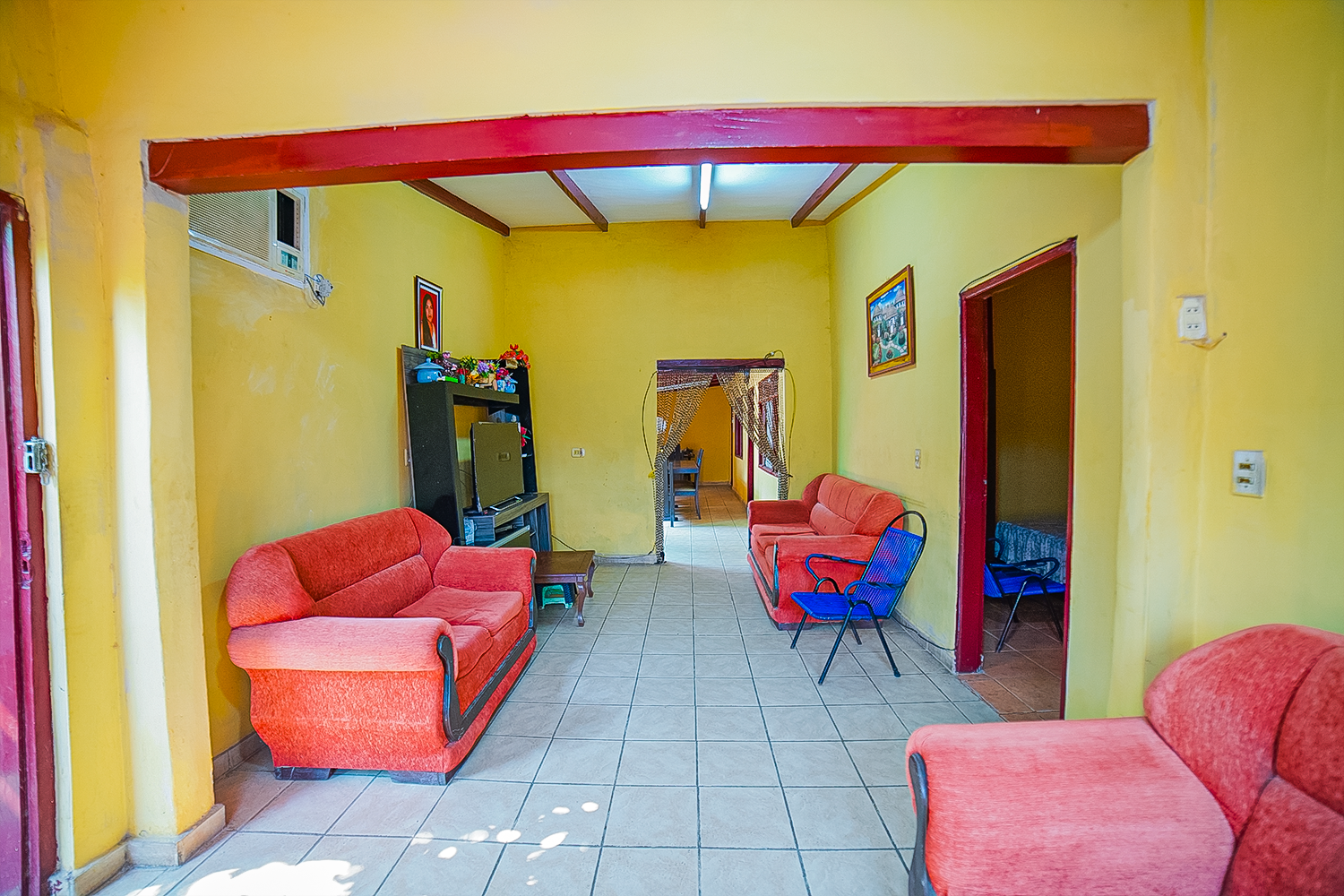 CASA FAMILIAR CON TERRENO AMPLIO IDEAL PARA CONSTRUIR