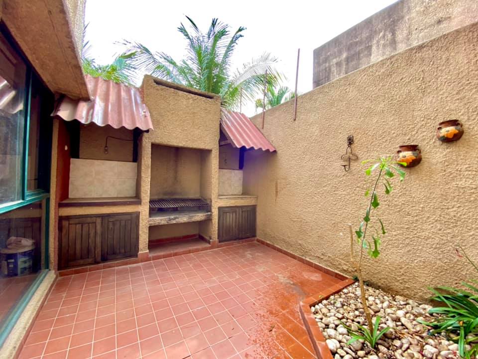 DEPARTAMENTO TRIPLEX TIPO CASA SOBRE SEXTO ANILLO AV BANZER