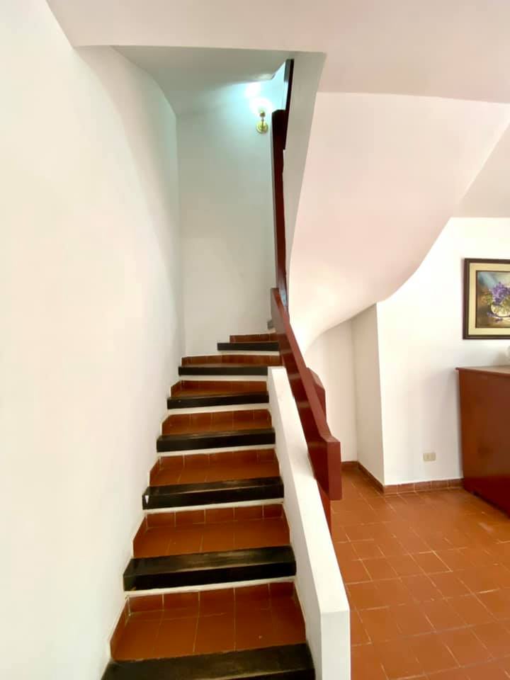 DEPARTAMENTO TRIPLEX TIPO CASA SOBRE SEXTO ANILLO AV BANZER