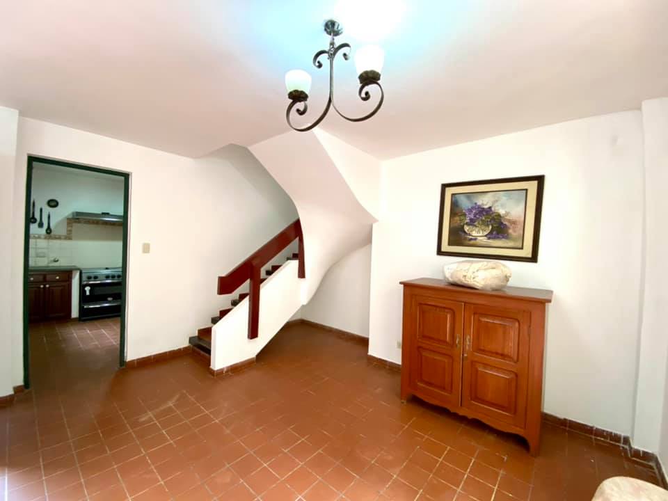 DEPARTAMENTO TRIPLEX TIPO CASA SOBRE SEXTO ANILLO AV BANZER