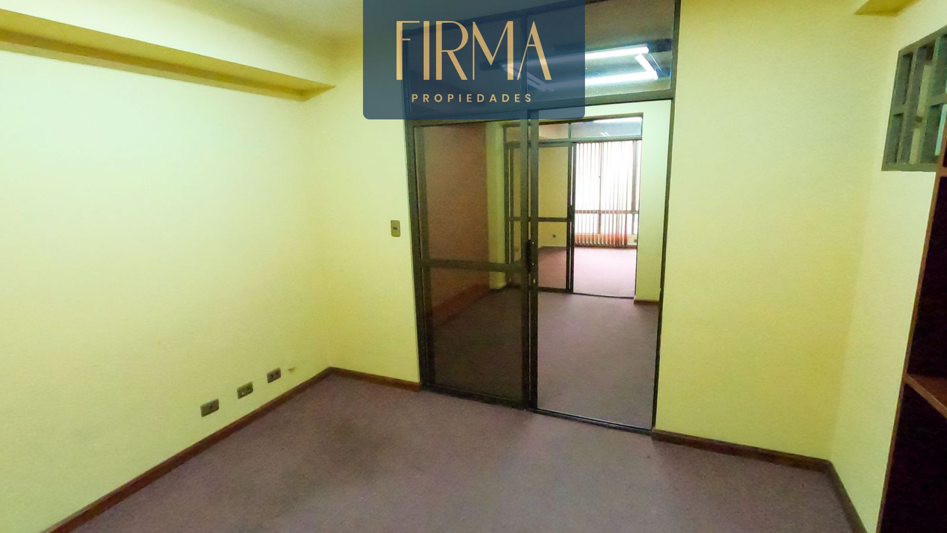 COMPRA ESTA OFICINA AMOBLADA EN EL CENTRO