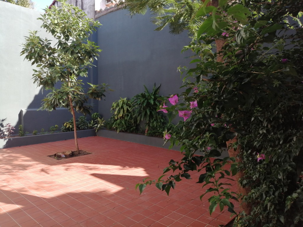ALQUILO HERMOSA Y MODERNA CASA DE 2 PLANTAS. 