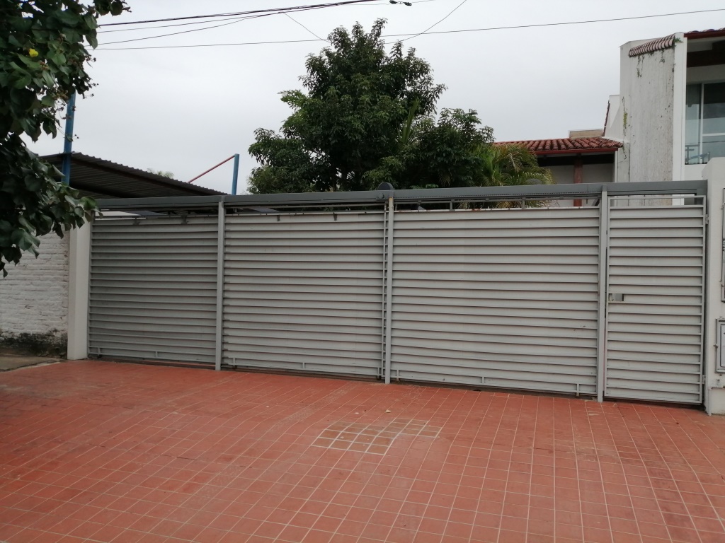 ALQUILO HERMOSA Y MODERNA CASA DE 2 PLANTAS. 
