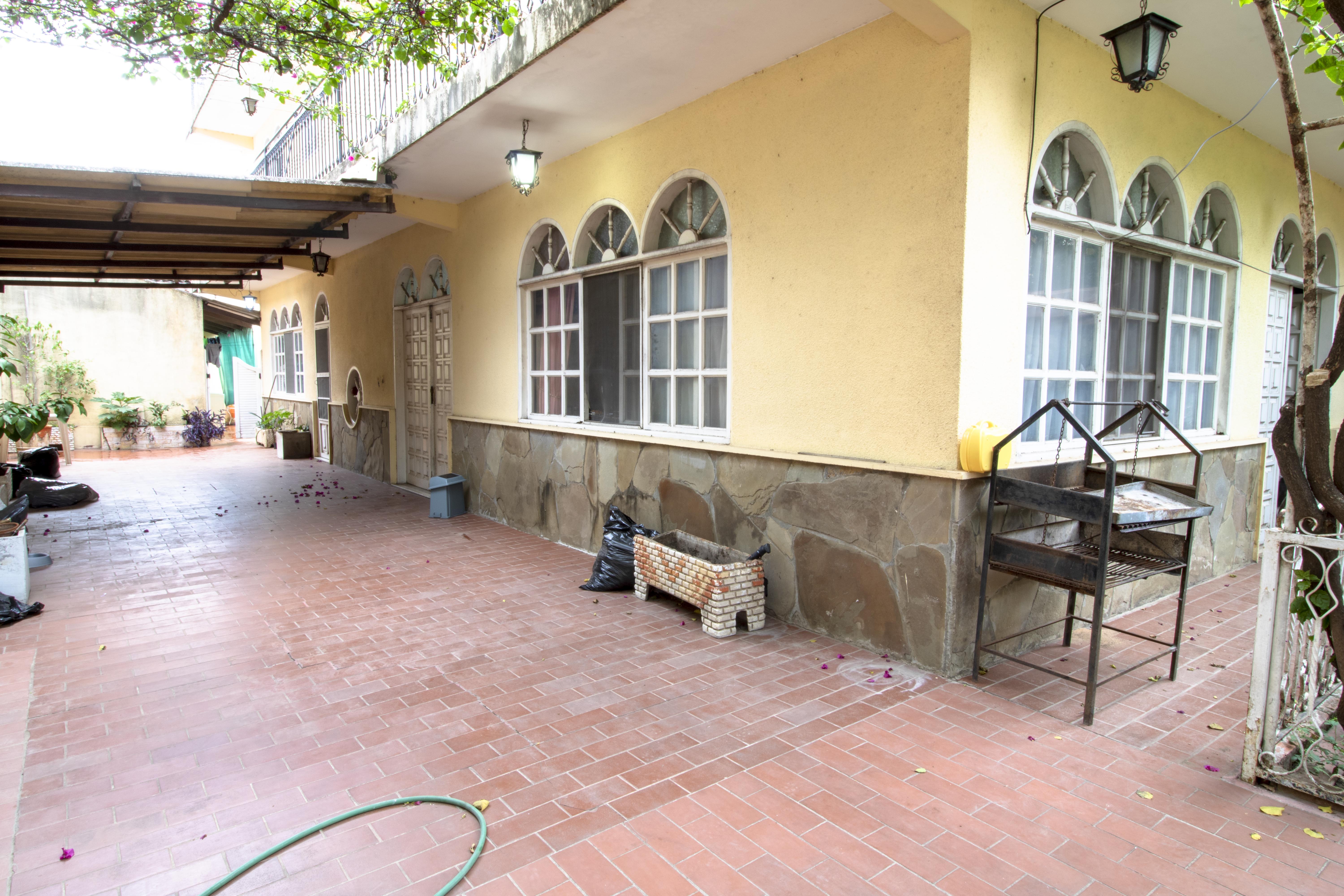 CASA DE 3 PISOS CON 10 HABITACIONES EN EXCELENTE UBICACION