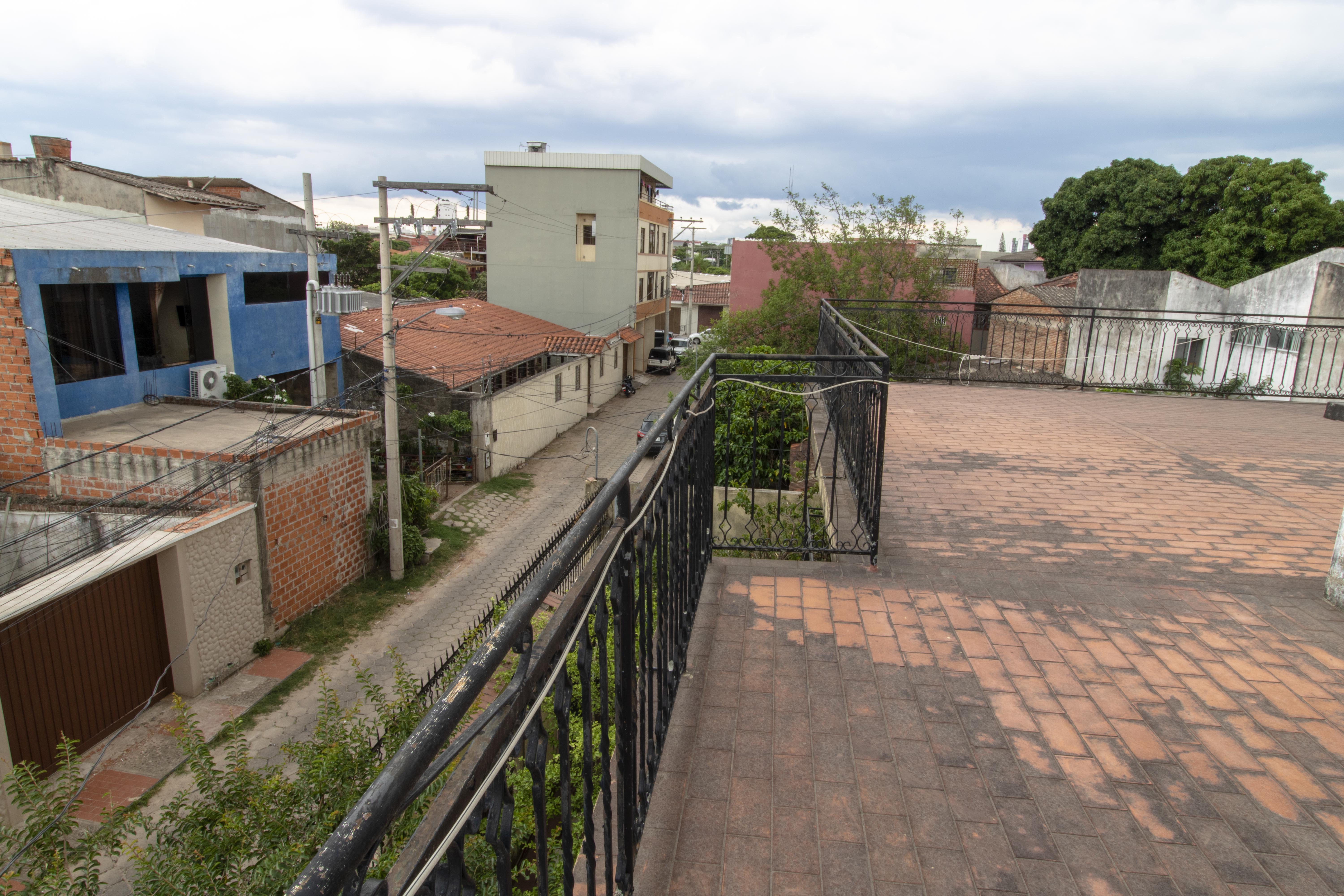 CASA DE 3 PISOS CON 10 HABITACIONES EN EXCELENTE UBICACION