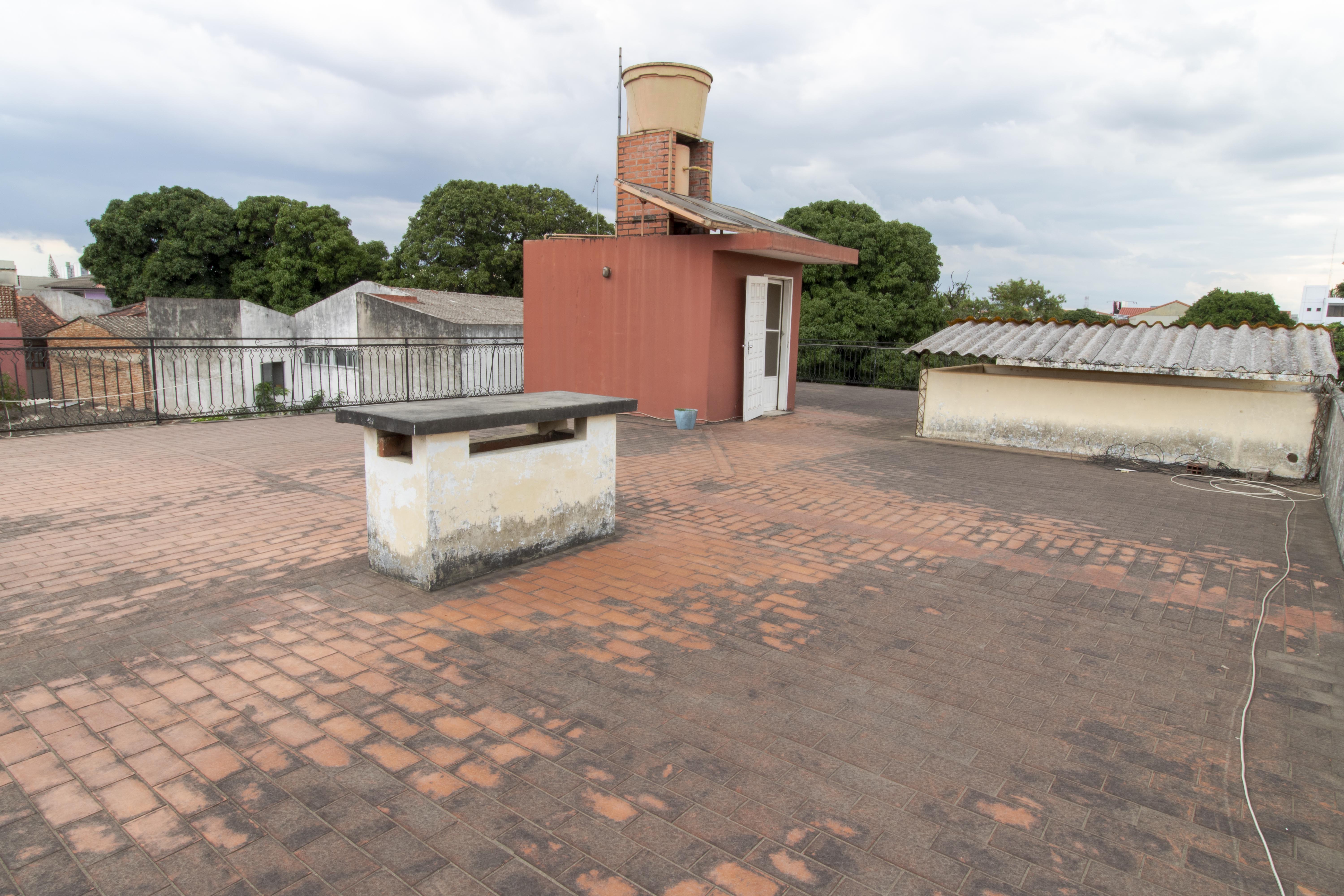CASA DE 3 PISOS CON 10 HABITACIONES EN EXCELENTE UBICACION