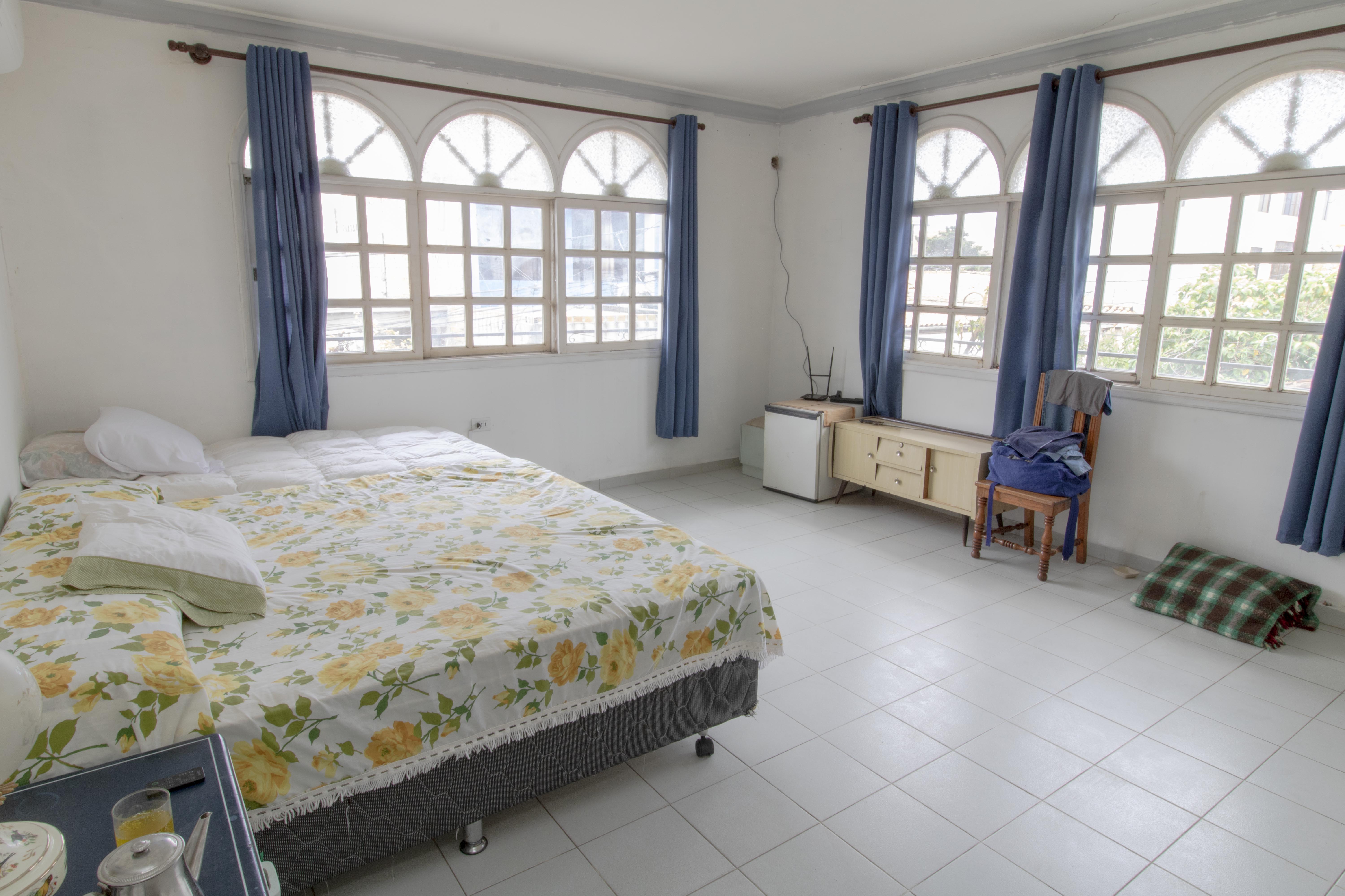 CASA DE 3 PISOS CON 10 HABITACIONES EN EXCELENTE UBICACION