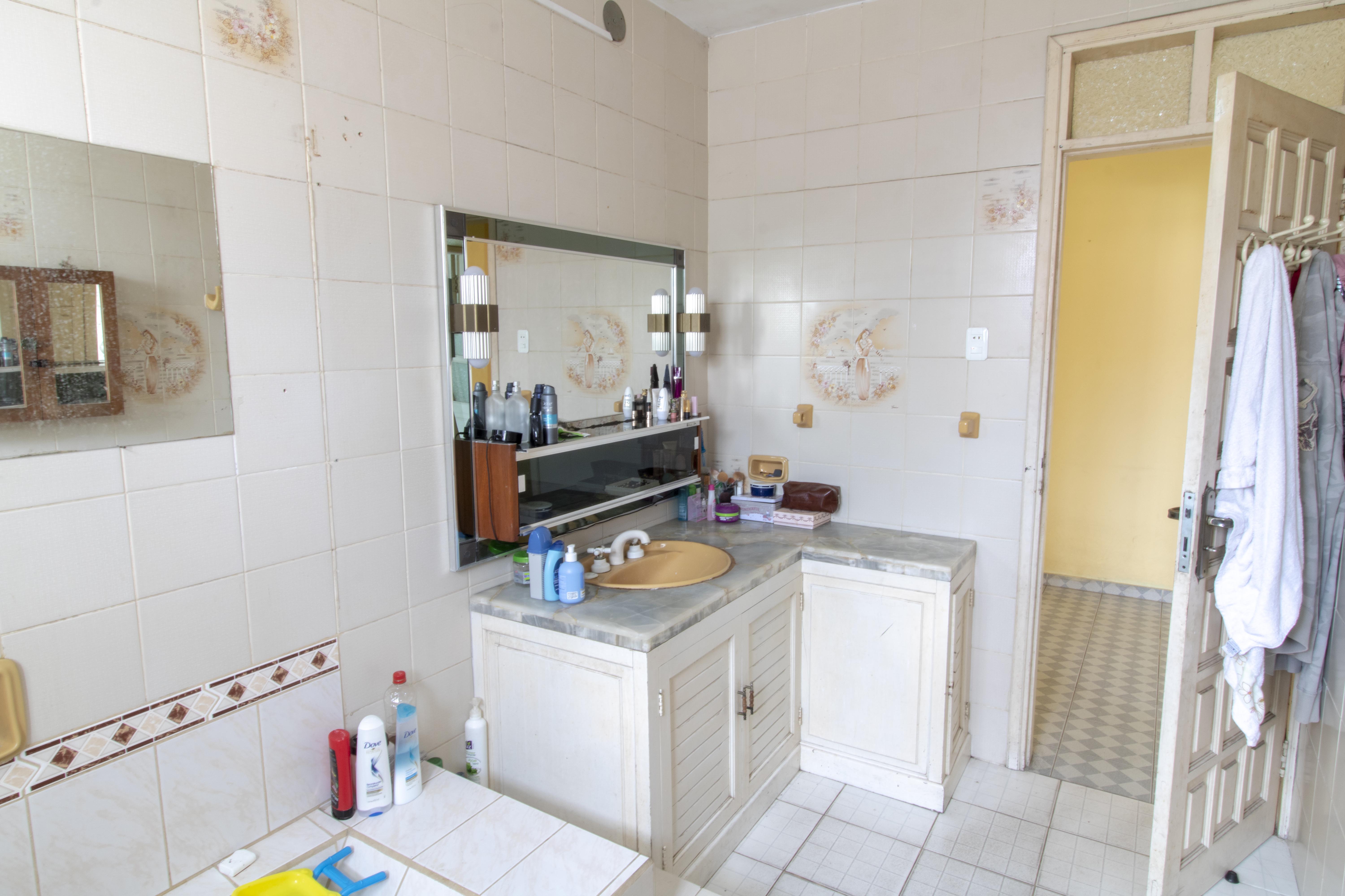 CASA DE 3 PISOS CON 10 HABITACIONES EN EXCELENTE UBICACION