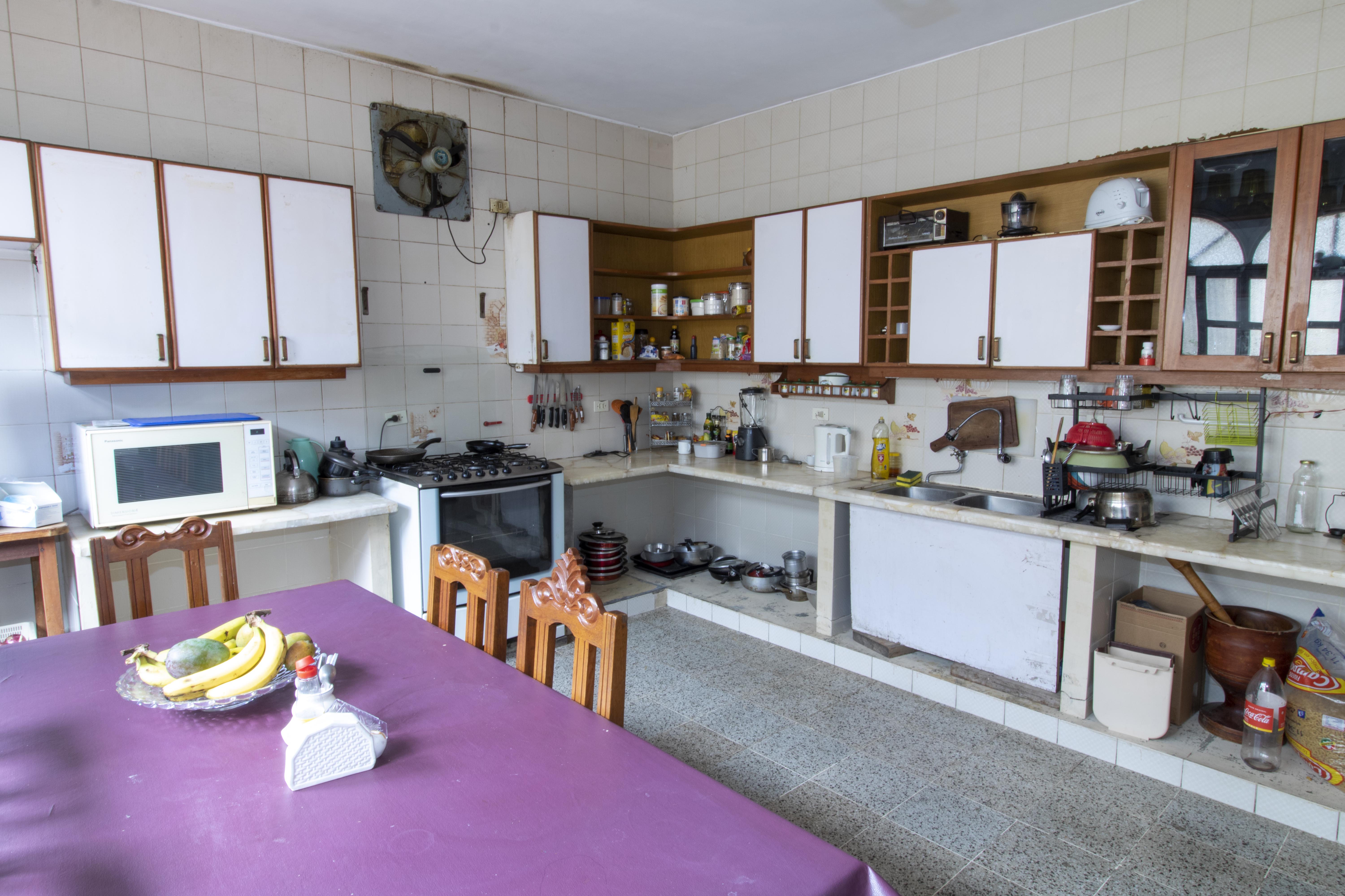 CASA DE 3 PISOS CON 10 HABITACIONES EN EXCELENTE UBICACION