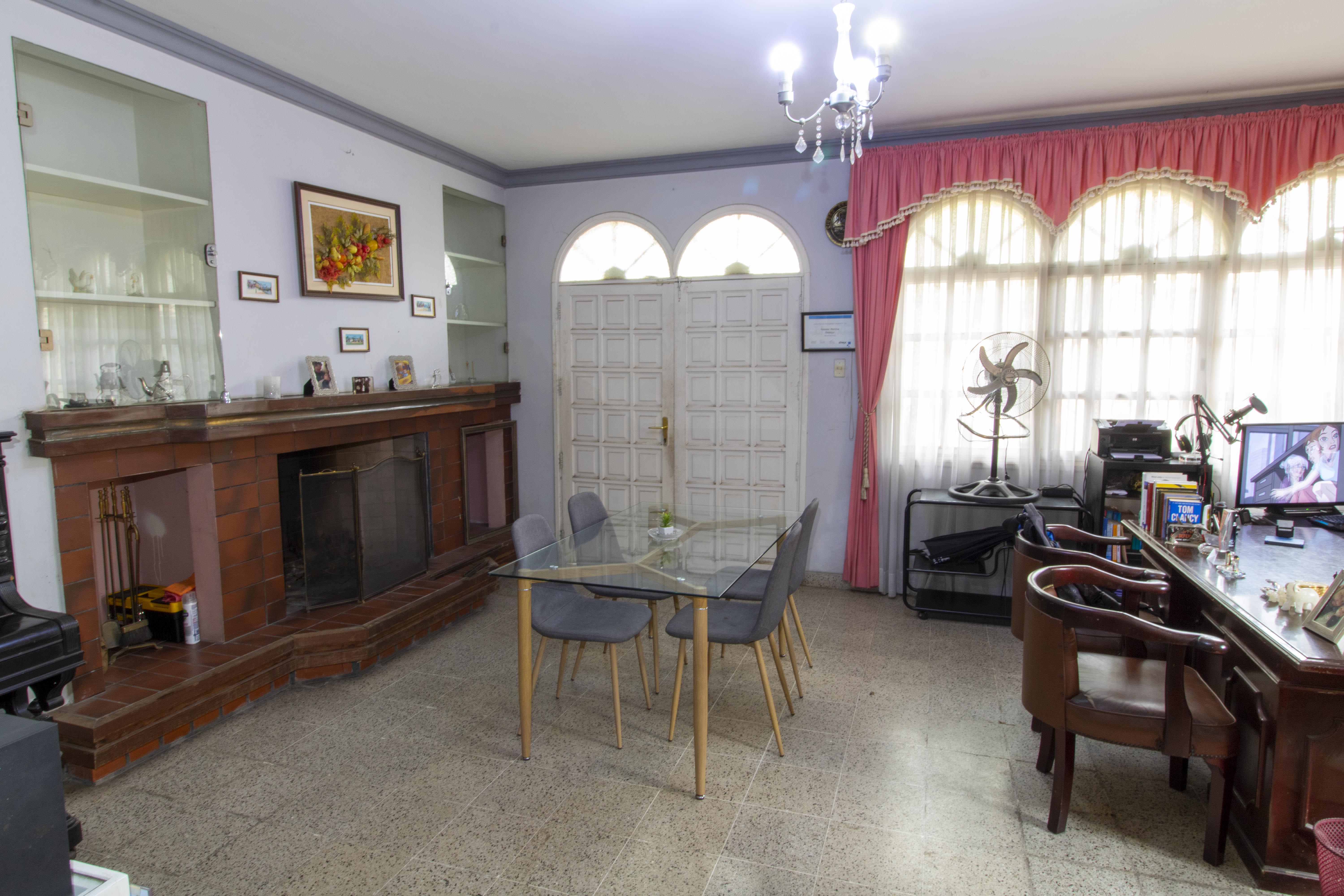 CASA DE 3 PISOS CON 10 HABITACIONES EN EXCELENTE UBICACION