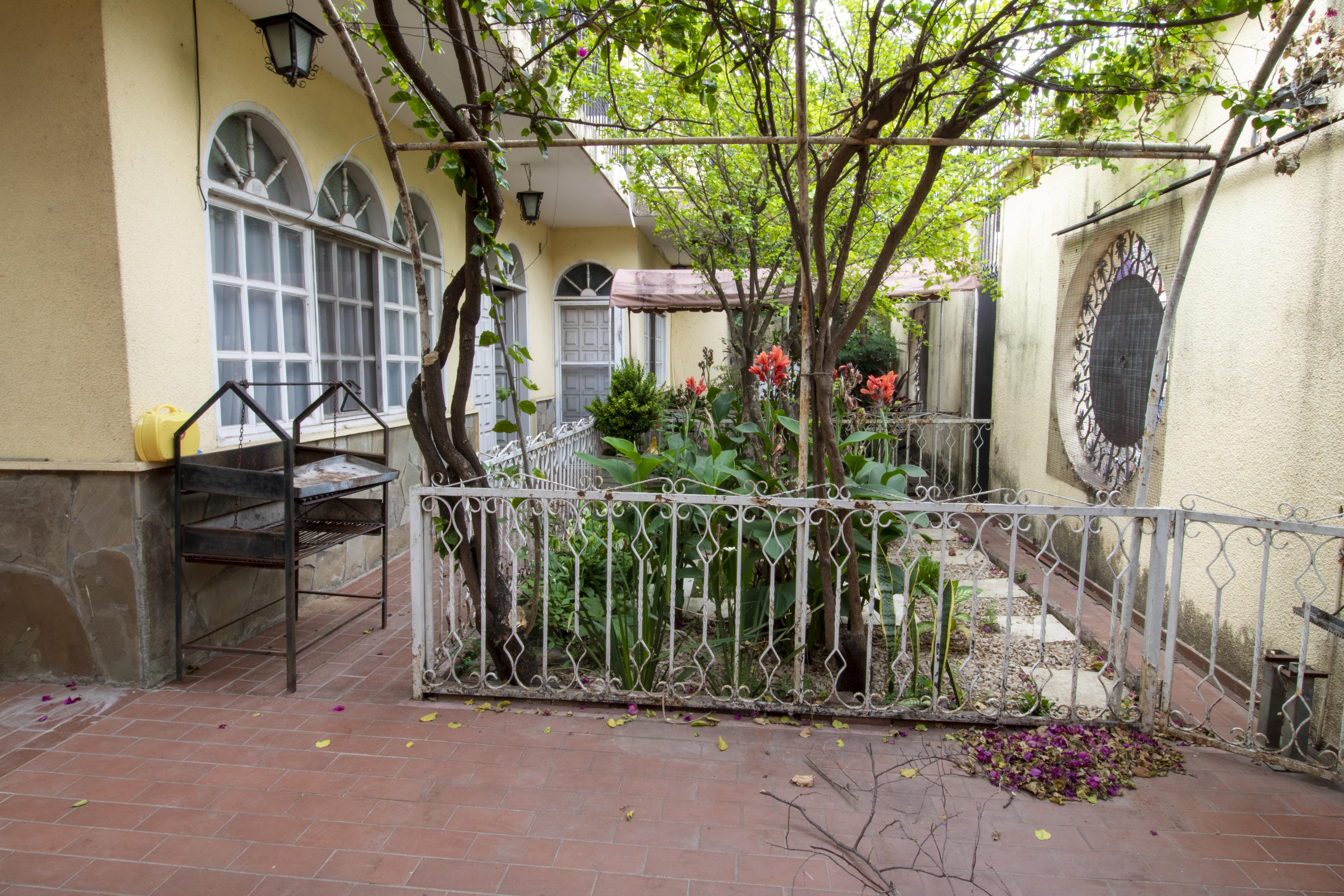 CASA DE 3 PISOS CON 10 HABITACIONES EN EXCELENTE UBICACION