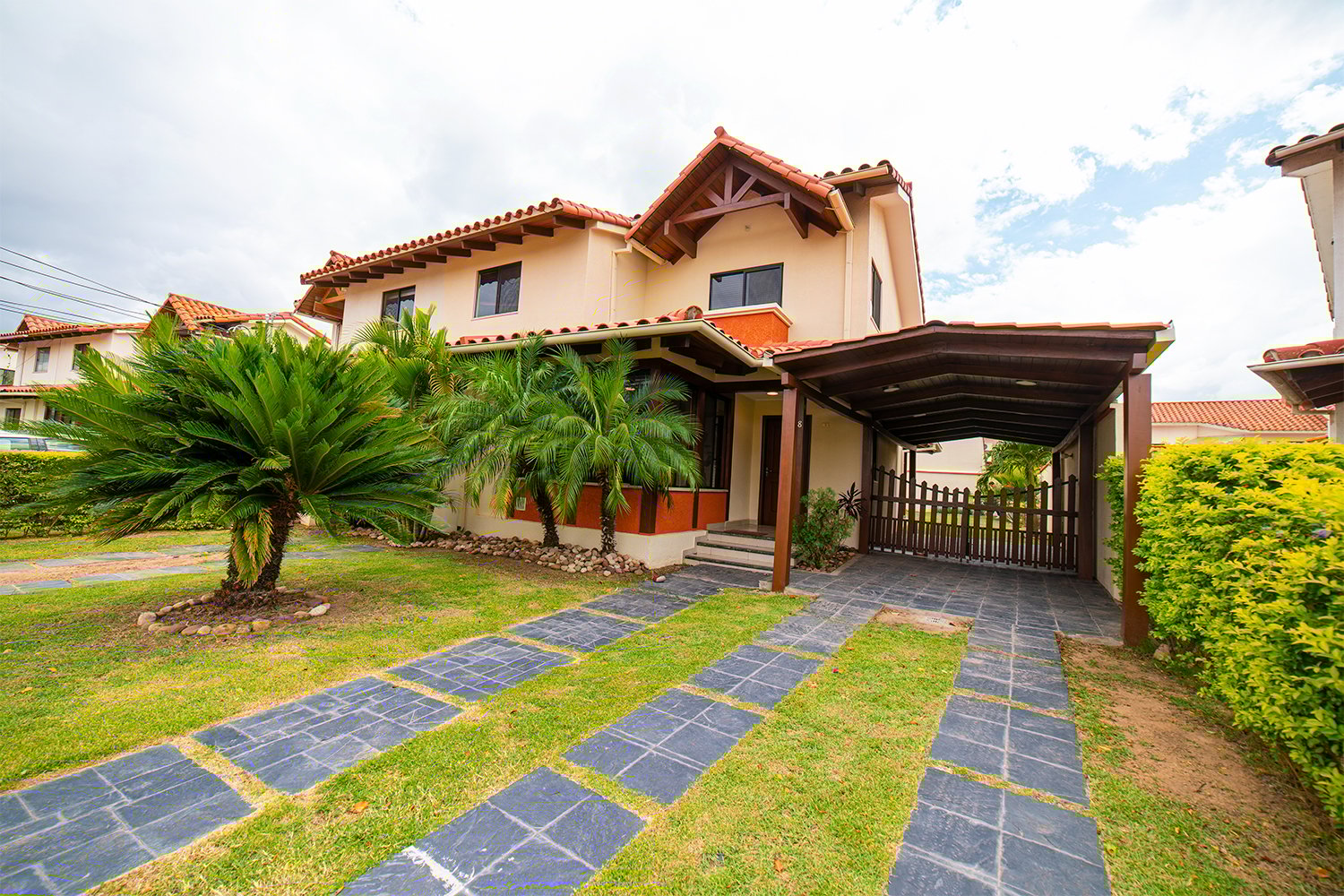 Casa con Amplio Patio en Cond. Villa Doria Pampilli