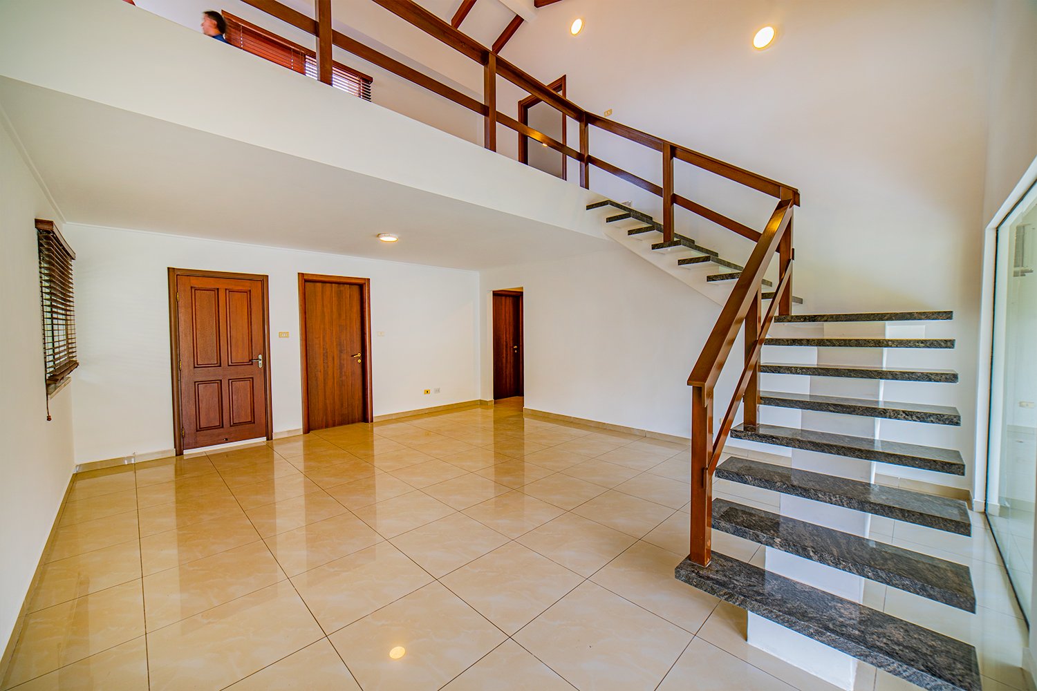 Casa con Amplio Patio en Cond. Villa Doria Pampilli