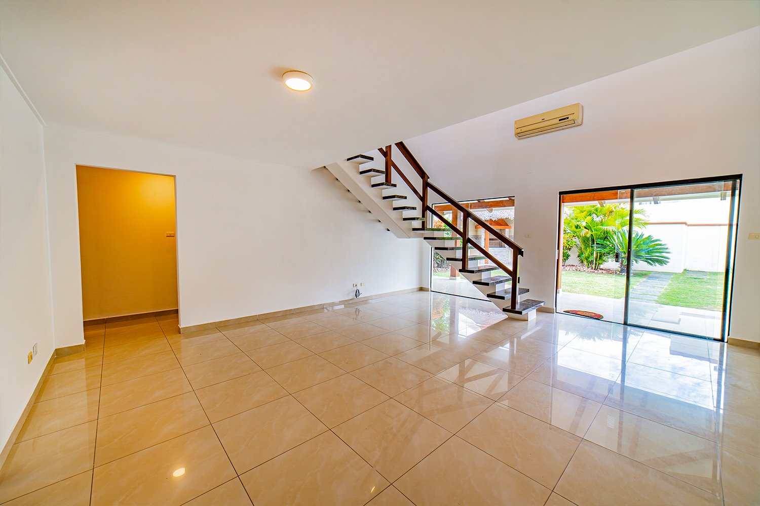 Casa con Amplio Patio en Cond. Villa Doria Pampilli