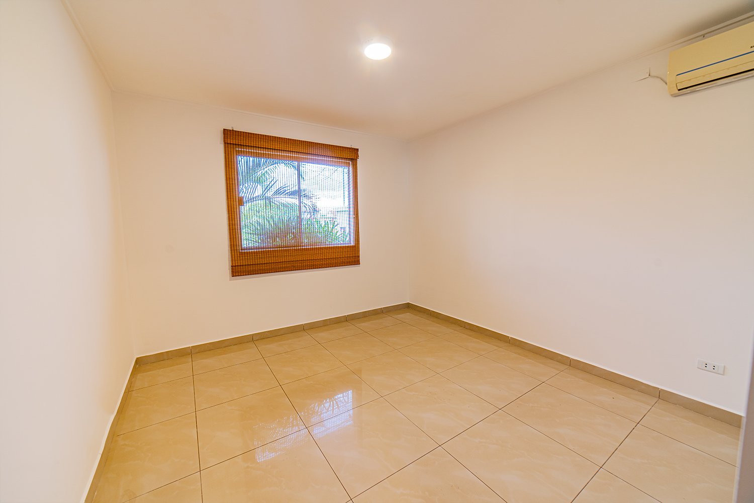 Casa con Amplio Patio en Cond. Villa Doria Pampilli