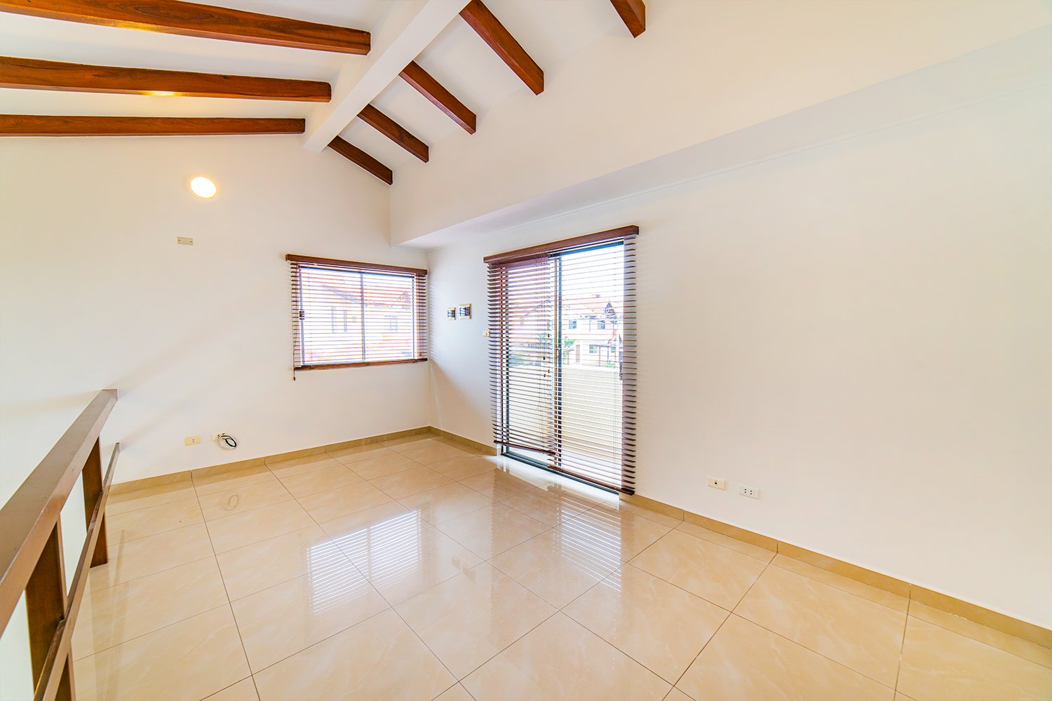 Casa con Amplio Patio en Cond. Villa Doria Pampilli