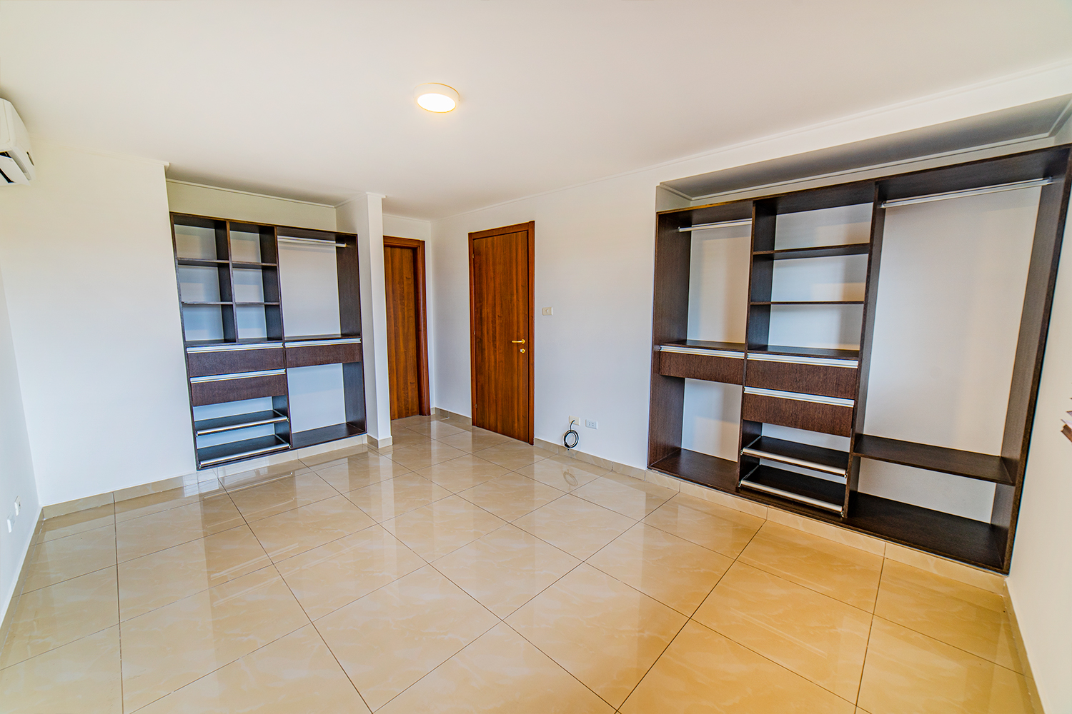 Casa con Amplio Patio en Cond. Villa Doria Pampilli