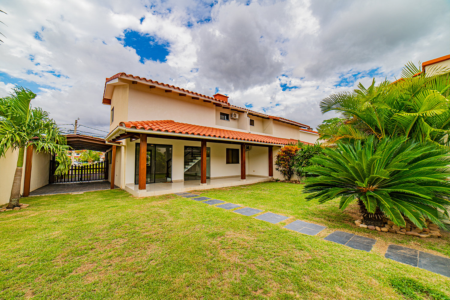 Casa con Amplio Patio en Cond. Villa Doria Pampilli