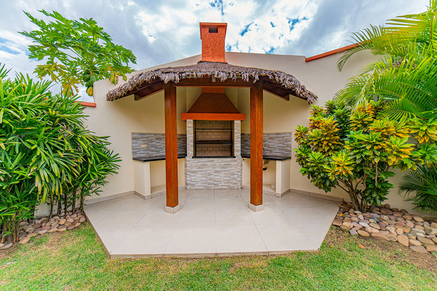 Casa con Amplio Patio en Cond. Villa Doria Pampilli