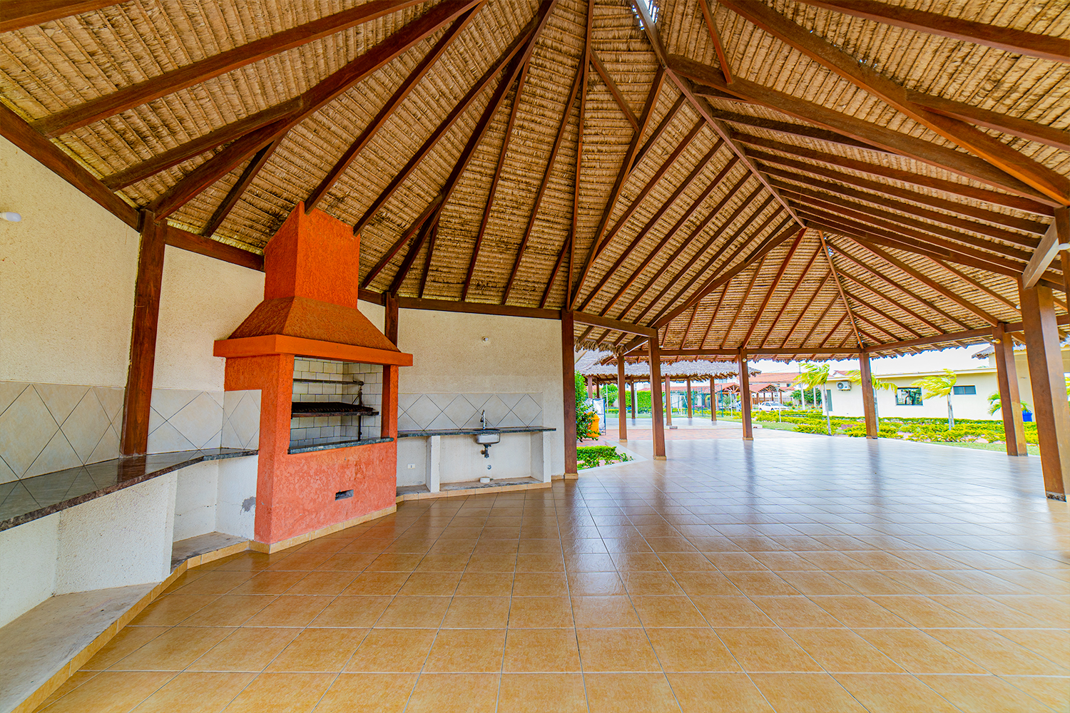 Casa con Amplio Patio en Cond. Villa Doria Pampilli
