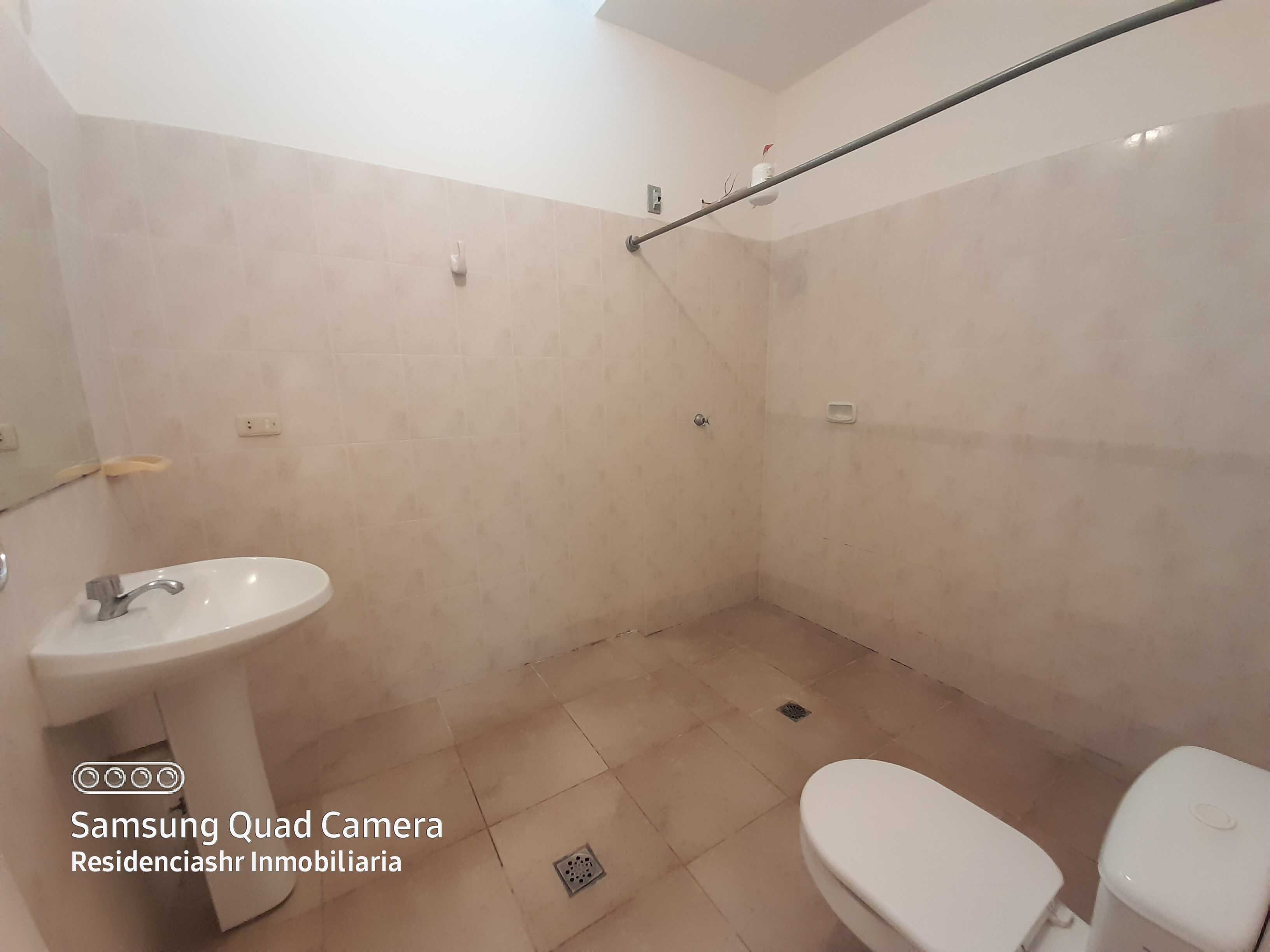 ALQUILO AMPLIA CASA, MUY BIEN UBICADA