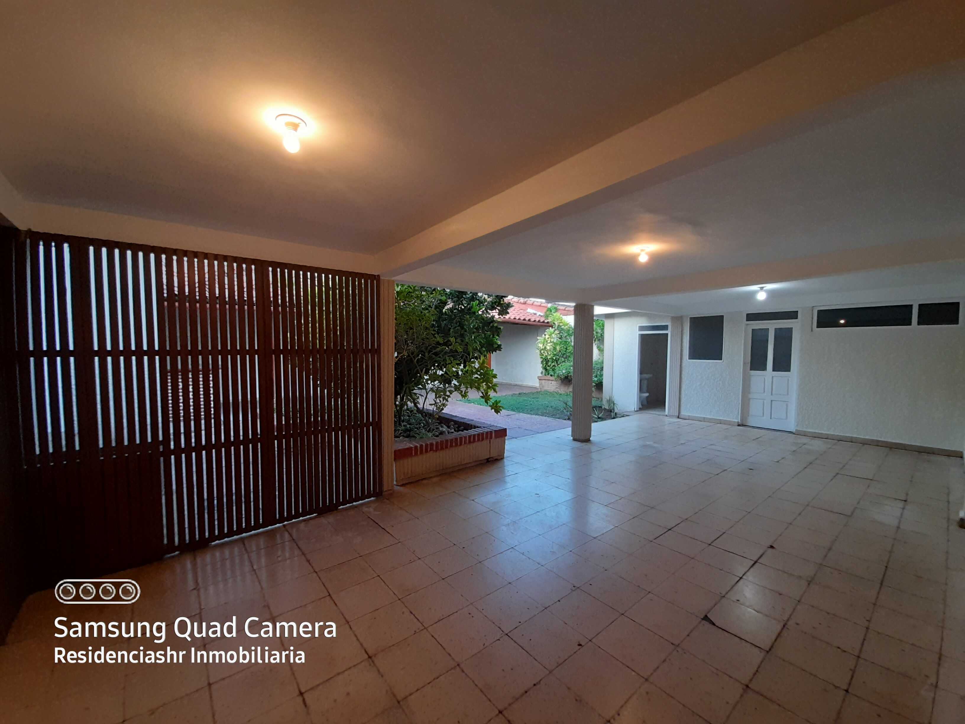 ALQUILO AMPLIA CASA, MUY BIEN UBICADA