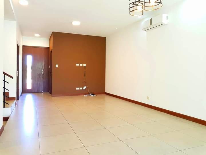 HERMOSA Y AMPLIA CASA EM CONDOMINIO "CASA DE CAMPO" 