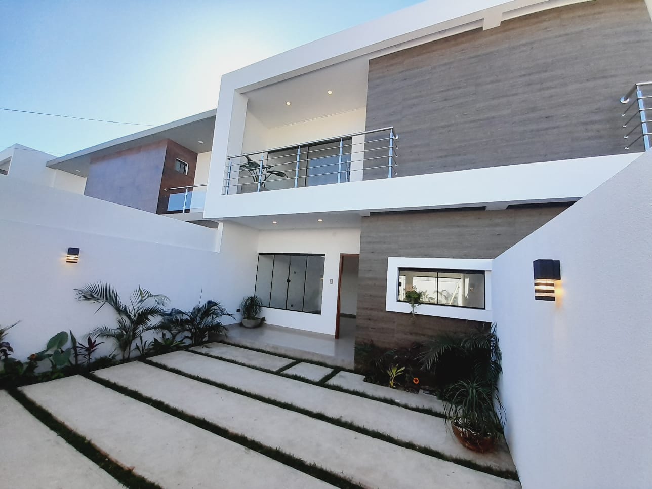 HERMOSA CASA EN VENTA  A ESTRENAR ( 3 SUITES) ZONA RADIAL 13
