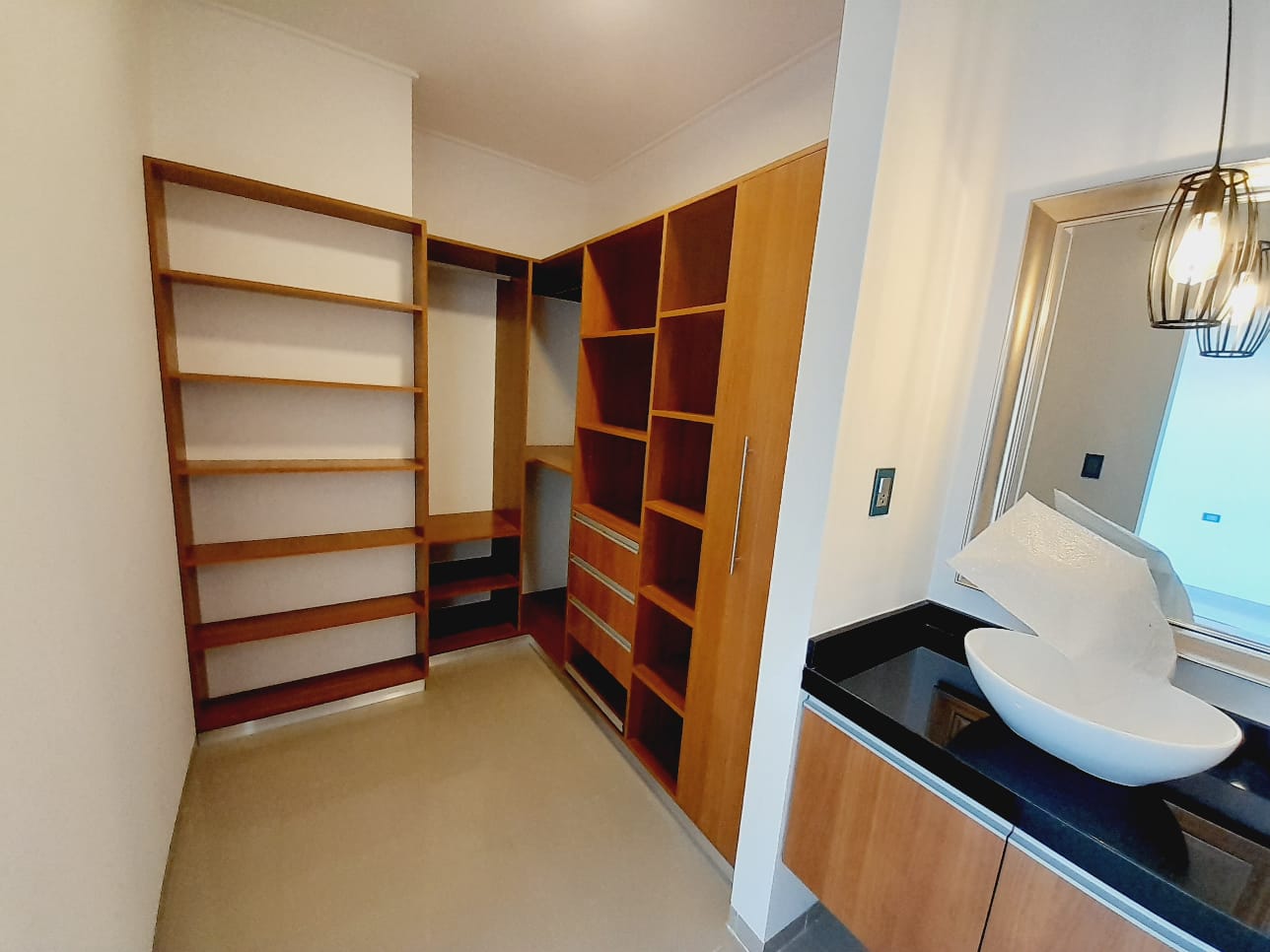 HERMOSA CASA EN VENTA  A ESTRENAR ( 3 SUITES) ZONA RADIAL 13