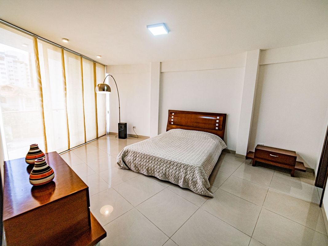 DEPARTAMENTO AMPLIO EN ZONA CENTRO, EXCELENTE UBICACION 