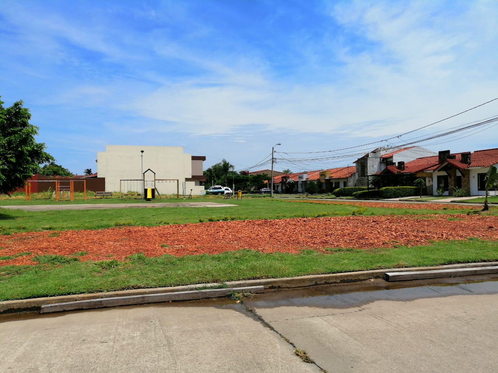 HERMOSA CASA EN URBANIZACION CERRADA ZONA ESTE 