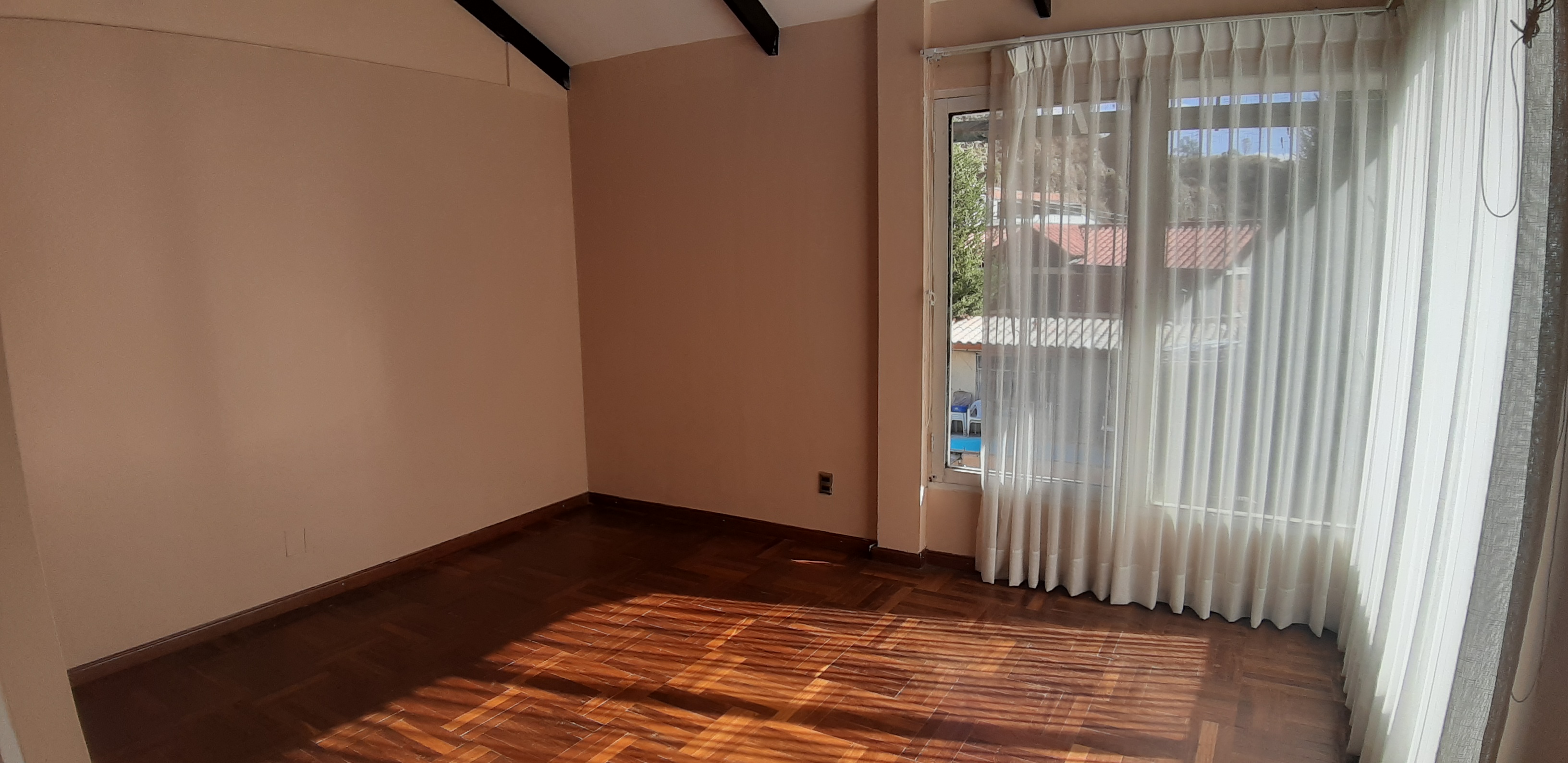 HERMOSA CASA EN ANTICRÉTICO OPCIÓN A VENTA KOANI LA PAZ