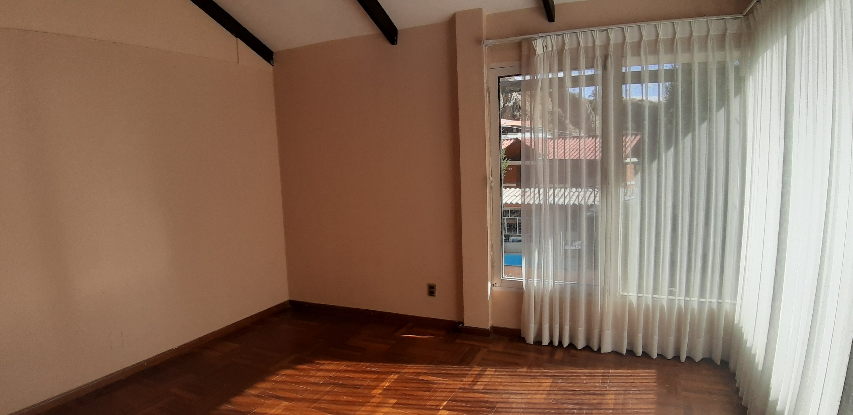 HERMOSA CASA EN ANTICRÉTICO OPCIÓN A VENTA KOANI LA PAZ