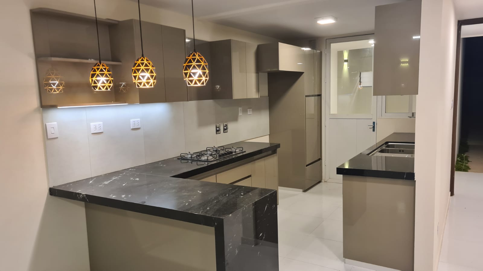 HERMOSA CASA A ESTRENAR - URBANIZACION CERRADA  ZONA SUR