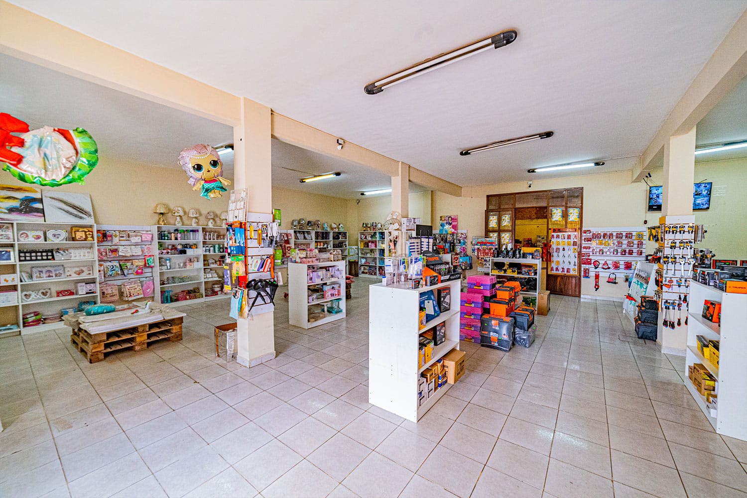 SOBRE RADIAL 17 1/2 GALPON CON OFICINAS EN VENTA