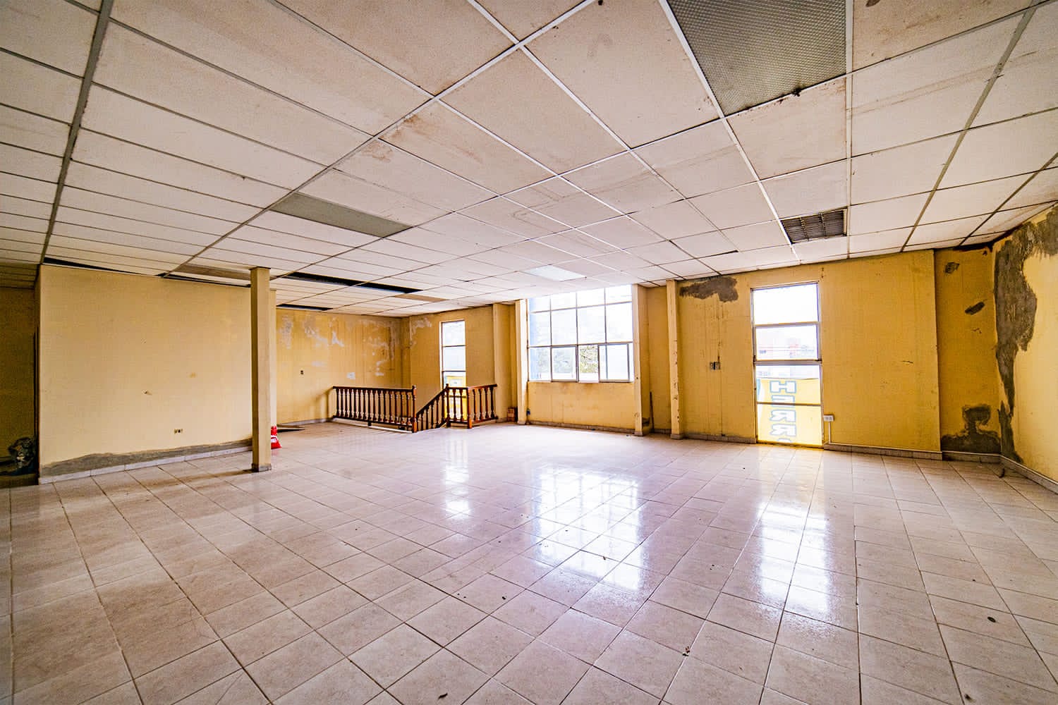 SOBRE RADIAL 17 1/2 GALPON CON OFICINAS EN VENTA