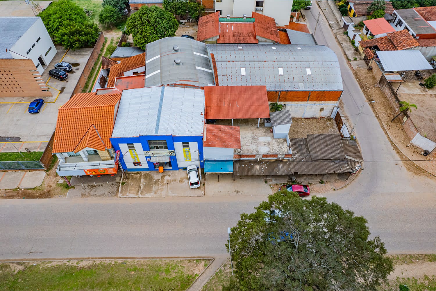 SOBRE RADIAL 17 1/2 GALPON CON OFICINAS EN VENTA