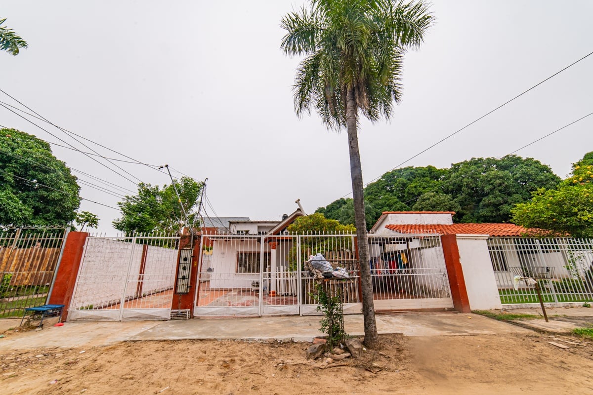 CASA EN VENTA CON DEPARTAMENTOS PARA ALQUILAR