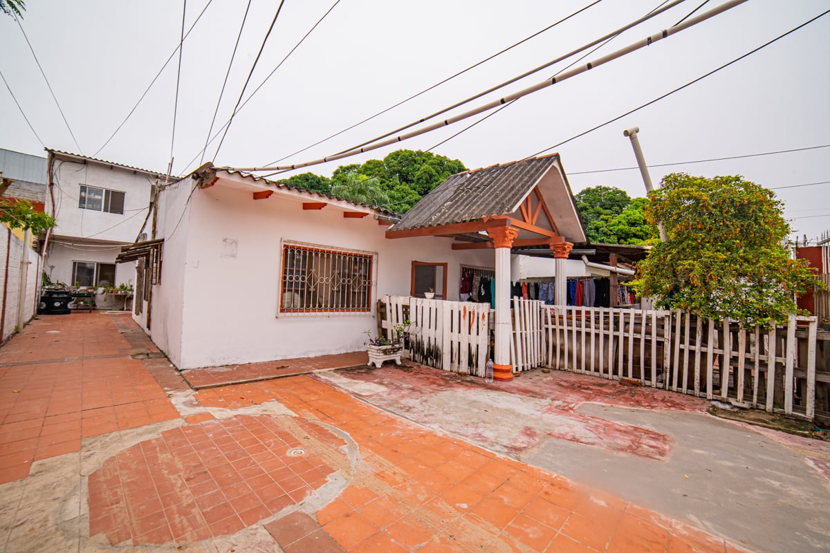 CASA EN VENTA CON DEPARTAMENTOS PARA ALQUILAR