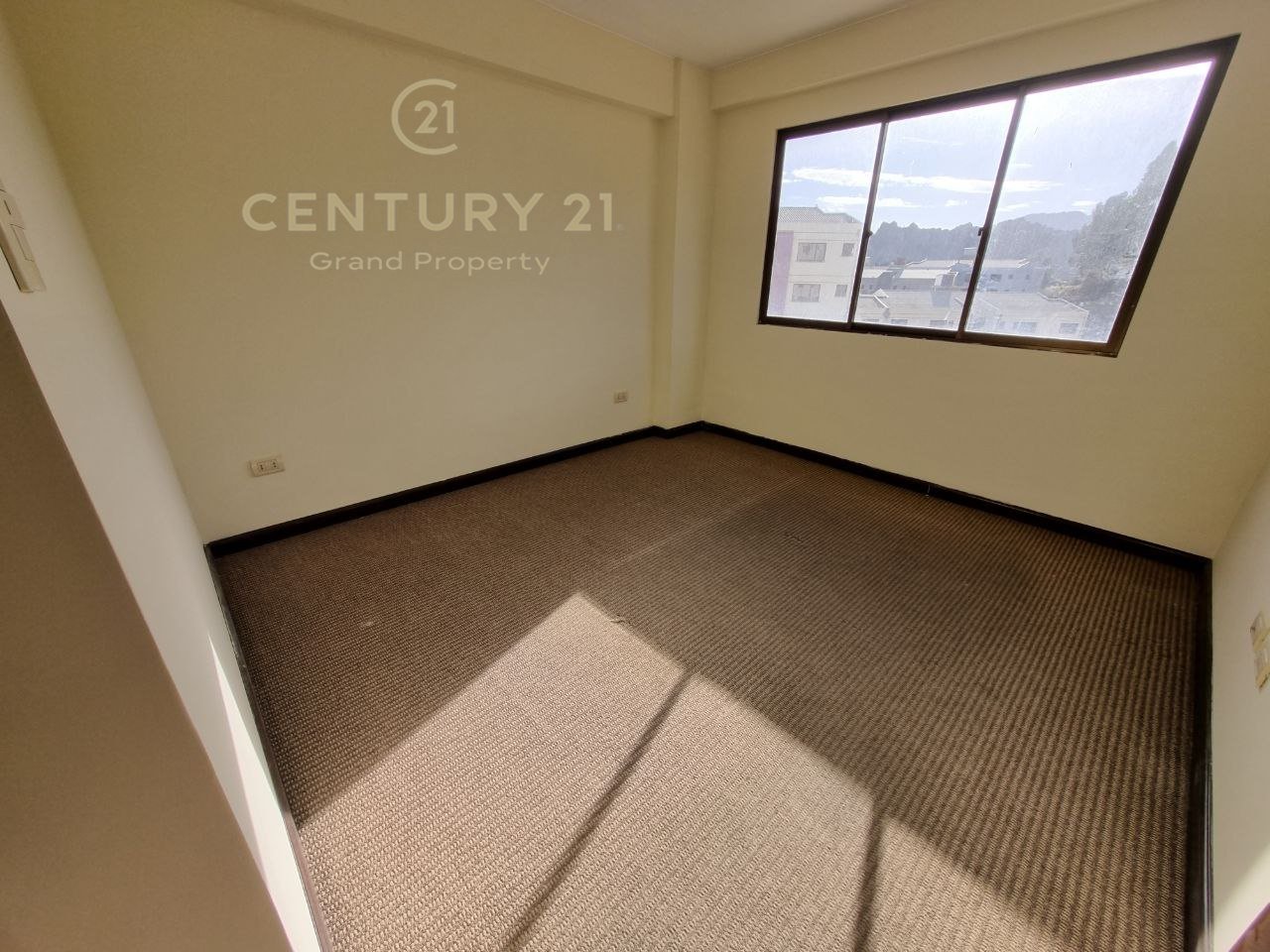 SOLEADO DEPARTAMENTO EN VENTA EN ACHUMANI - CLAVELES DEL SUR