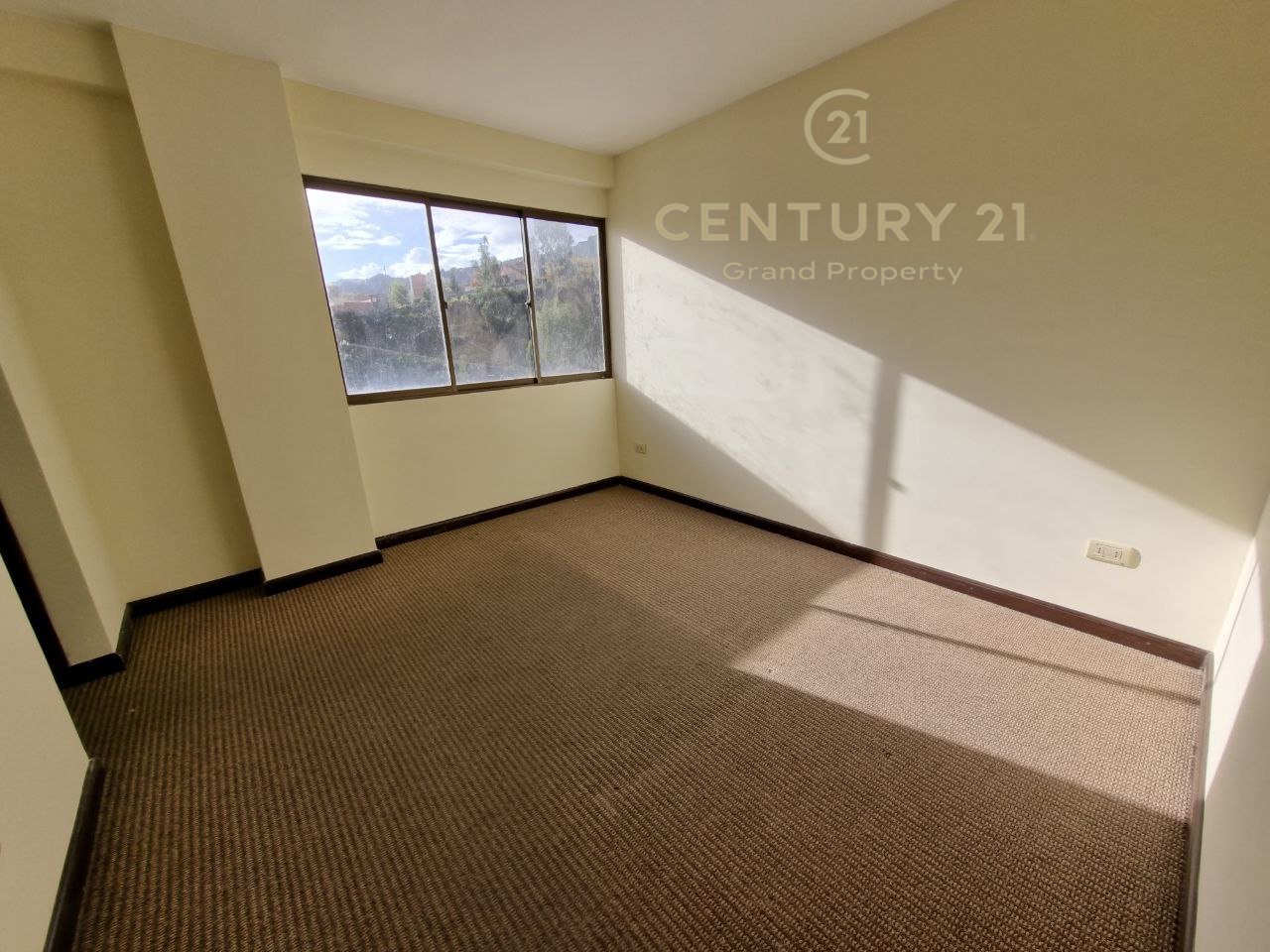 SOLEADO DEPARTAMENTO EN VENTA EN ACHUMANI - CLAVELES DEL SUR