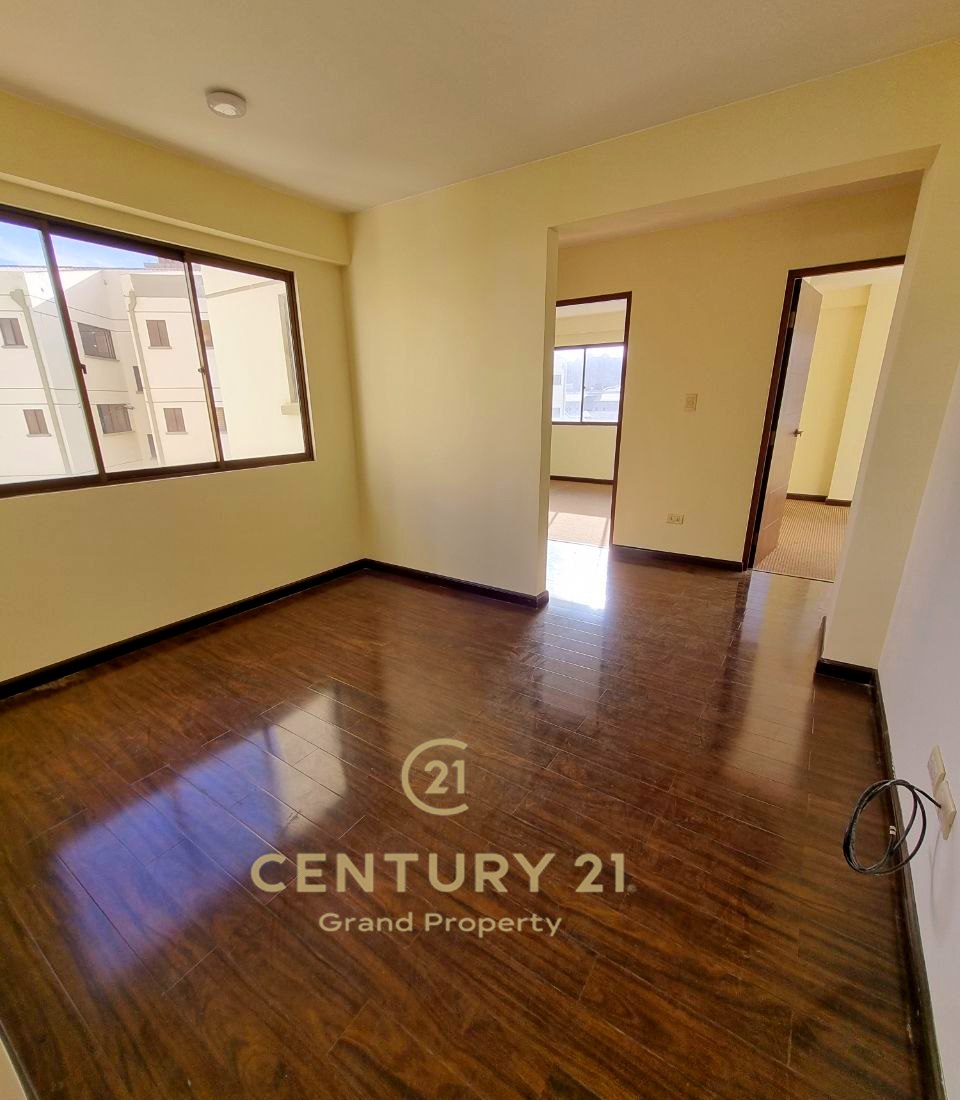 SOLEADO DEPARTAMENTO EN VENTA EN ACHUMANI - CLAVELES DEL SUR