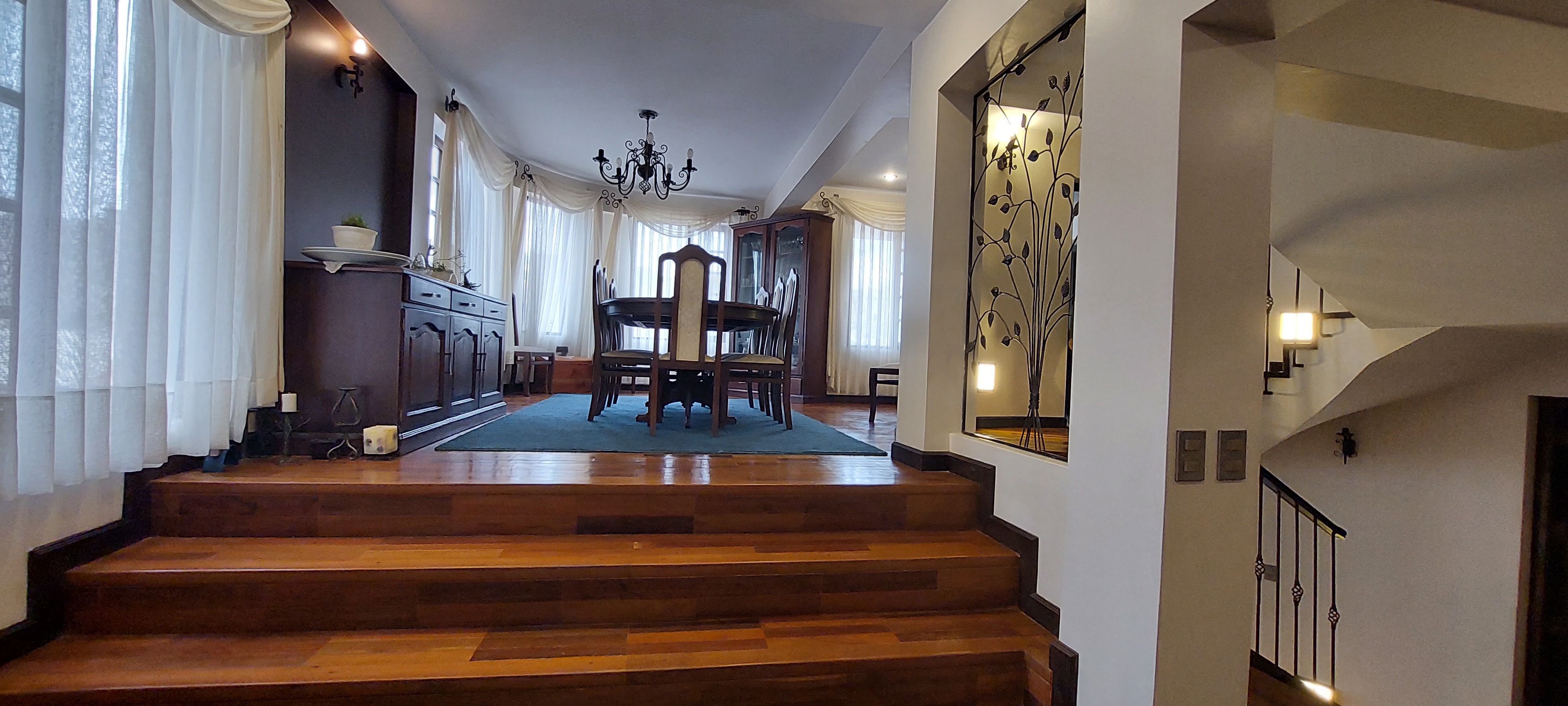 Hermosa, cómoda y amplia Casa en Venta en Irpavi entre c 3y4