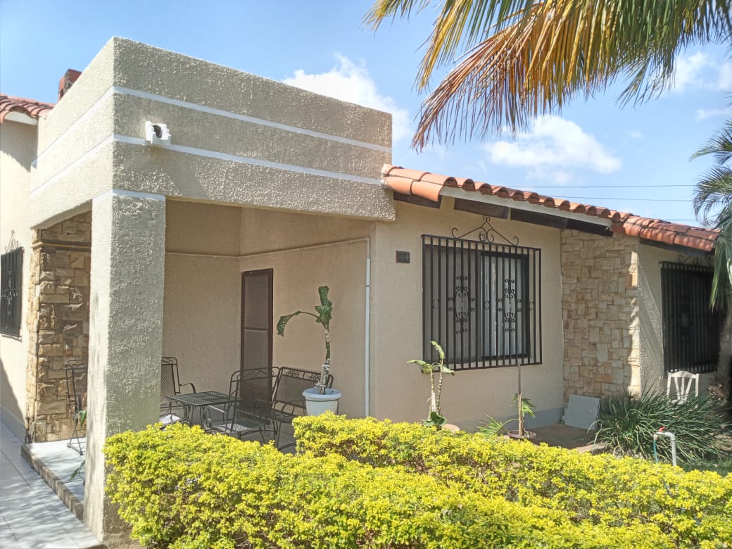 CASA AMPLIA EN VENTA