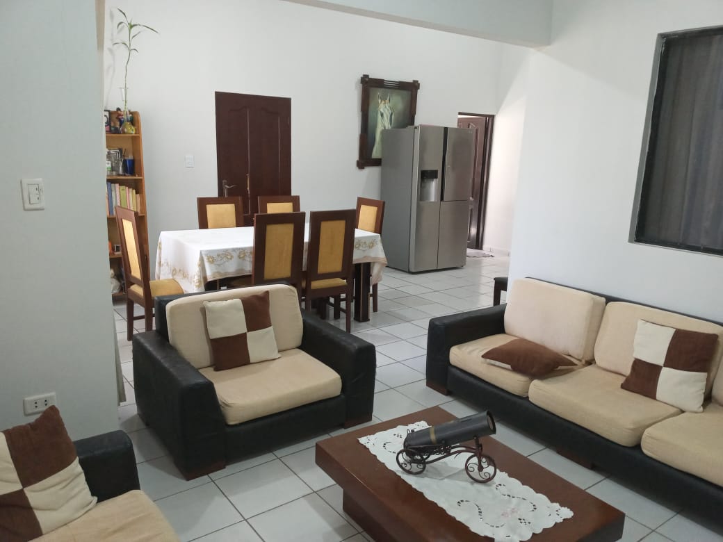 CASA AMPLIA EN VENTA