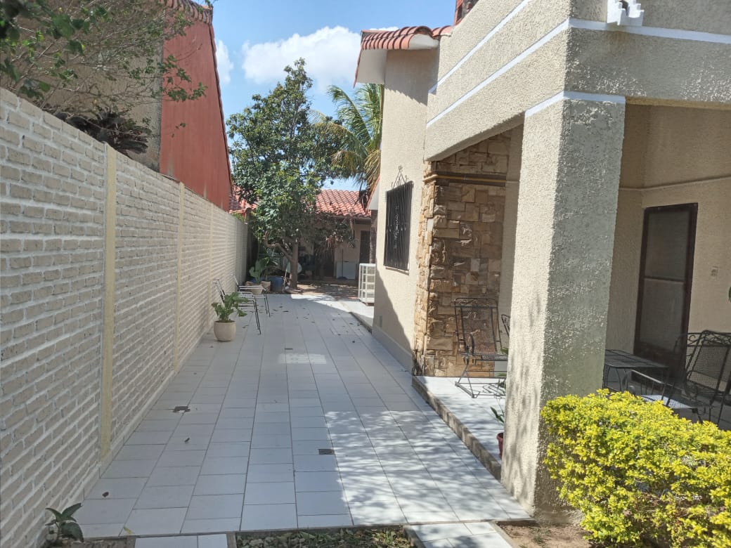 CASA AMPLIA EN VENTA