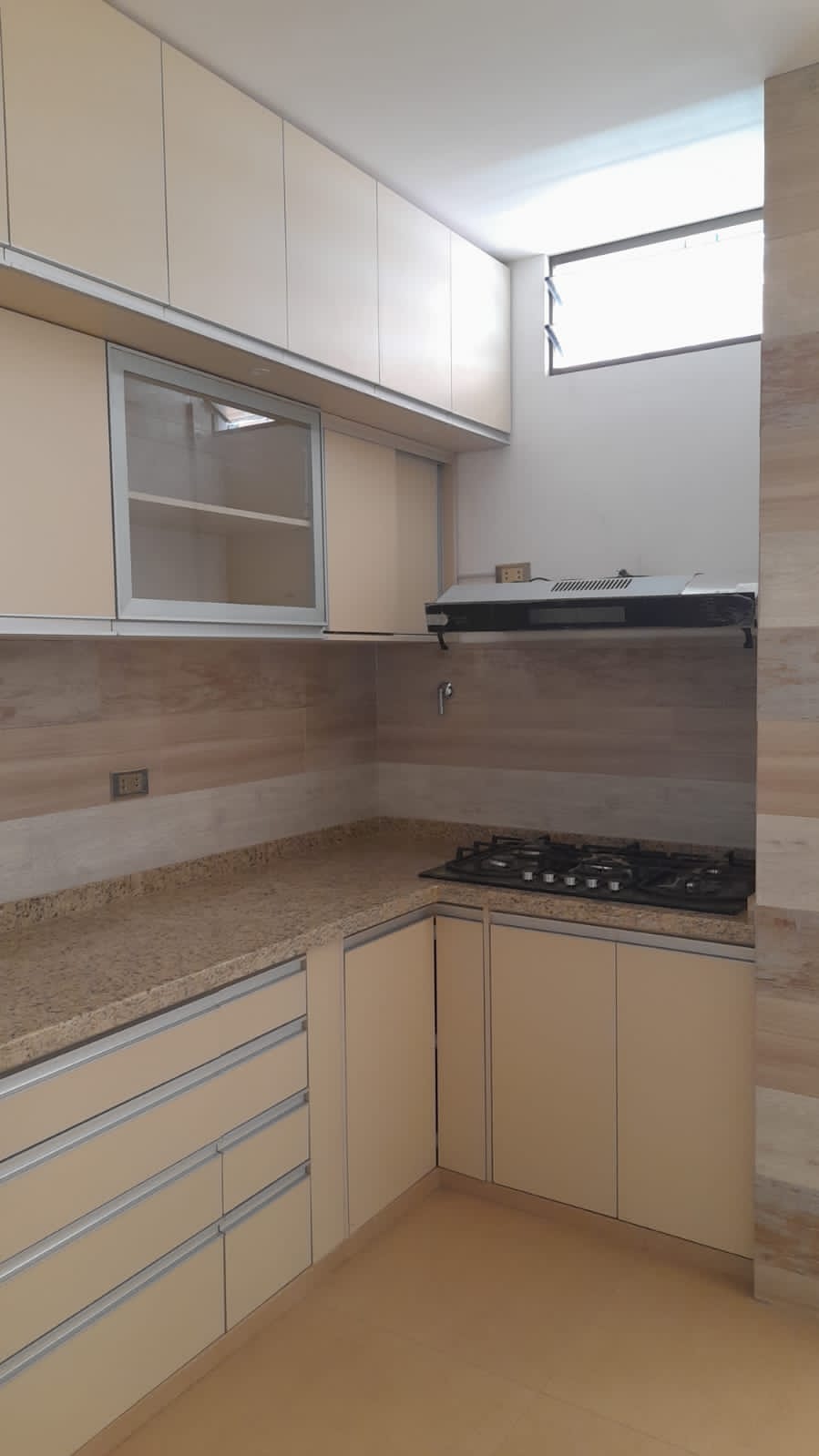 Vendo casa con dos pisos y negocio activo de lavando autos